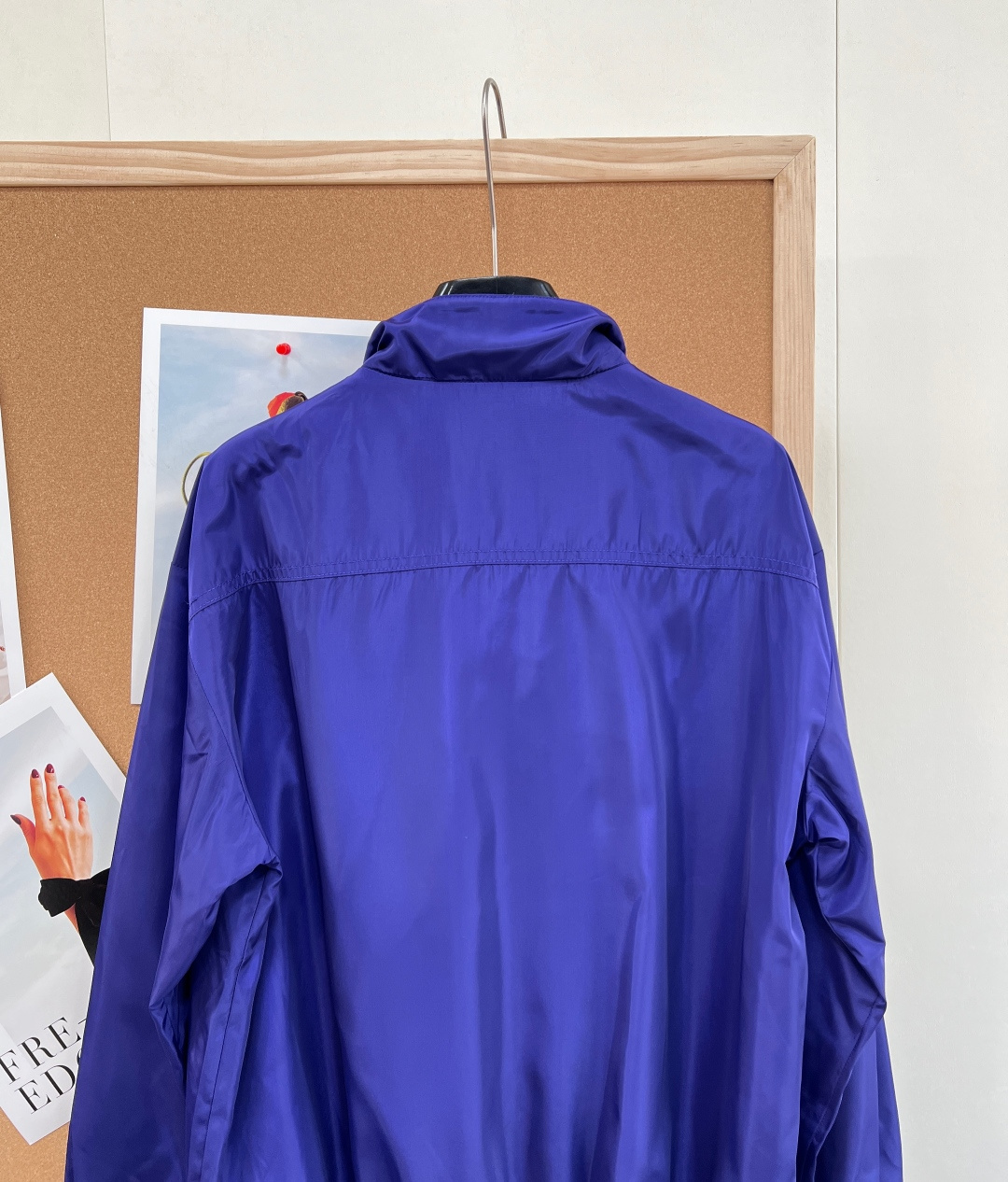 🆕 MIUMIU 字母贴片🍫尼龙翻领外套，这个颜色好显白！！质感挺括有型 上身舒适透气 定制YB进口轻薄