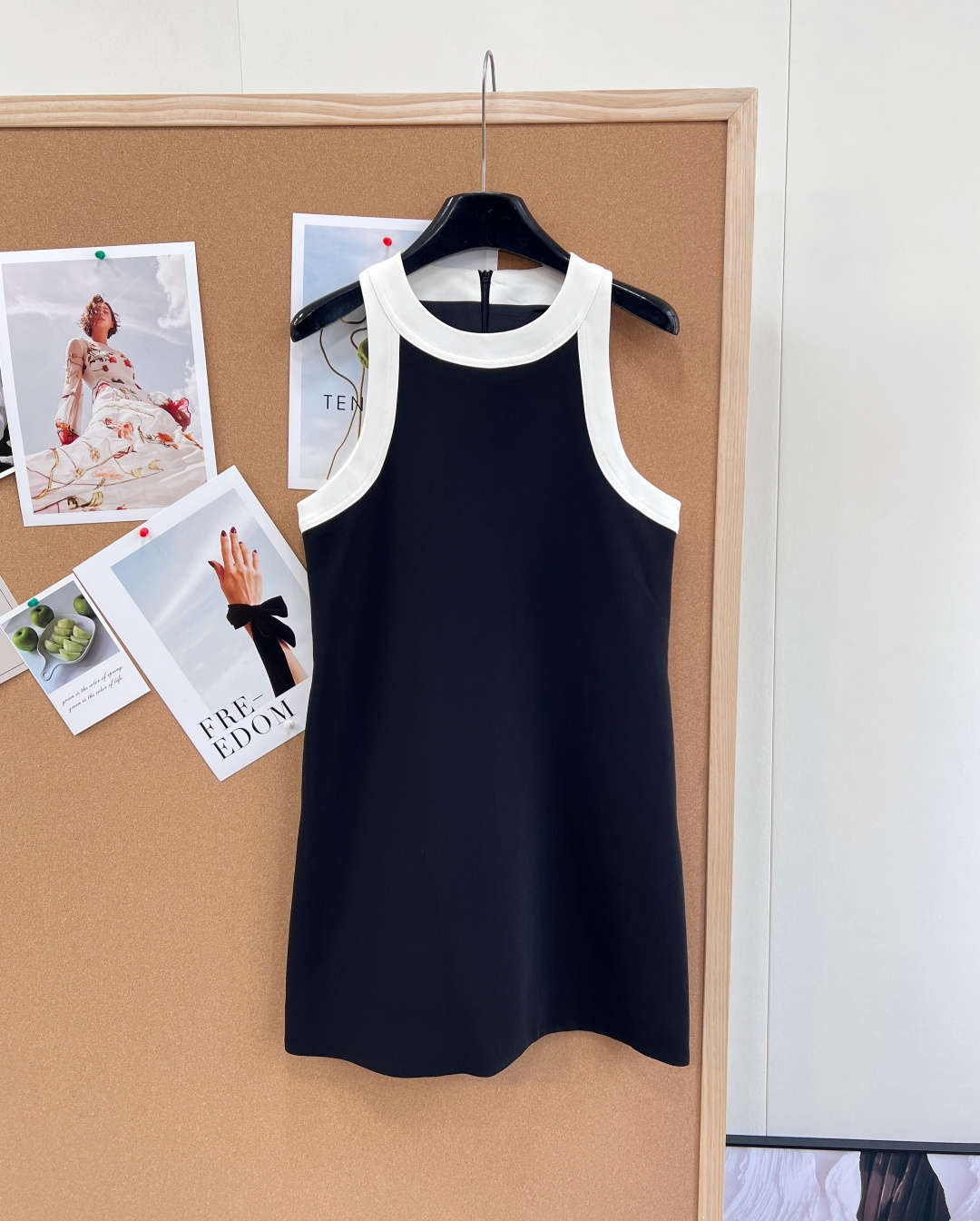 NO:761544,DIOR's classic black and white color matching sleeveless dress. Minimalist and high-end feel. The classic black and white contrasting halter neck design neatly outlines the shoulder and neck lines and highlights the right-angled shoulders; the sleeveless tailoring is refreshing and neat, modifying the arm lines; the loose A-line version hides the body and is slimmer, and is not flattering on the figure; the drapey fabric has a high-quality texture, is simple and elegant, can be used for daily commuting, dating, and parties, and can easily be worn to create a high-end atmosphere. Complete with three standards, large quantities of goods!  Size sml,,dior,skirts,19860909DIOR经典黑白拼色无袖连衣裙.极简高级感 经典黑白撞色挂脖设计,利落勾勒肩颈线条,凸显直角肩；无袖剪裁清爽利落,修饰手臂线条；宽松A字版型藏肉显瘦,不挑身材；垂坠感面料质感高级,简约大气,日常通勤、约会、聚会皆可驾驭,轻松穿出高级氛围感.三标齐全,大货出！ 尺码sml 编,,dior,skirts,,Women's clothing