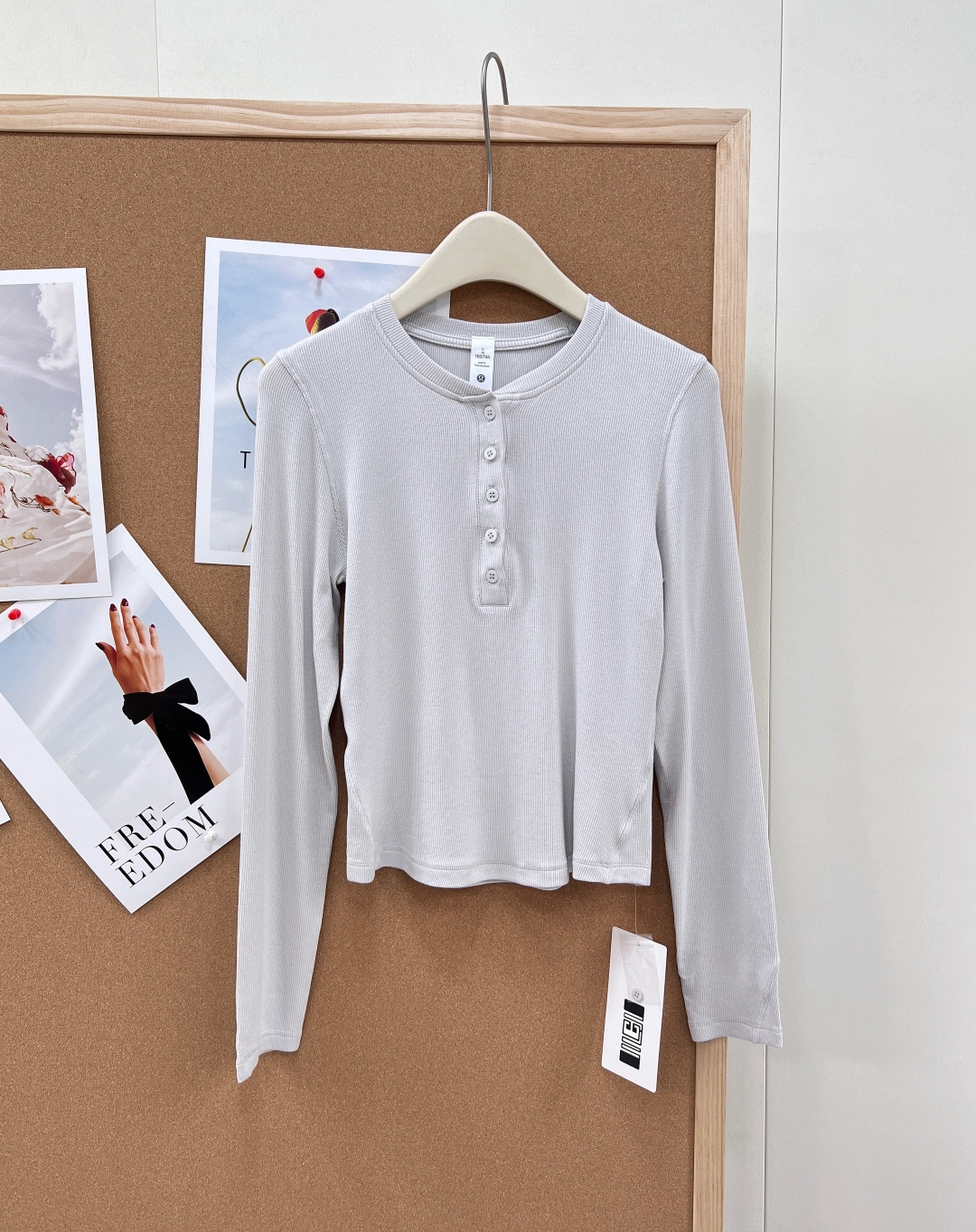 NO:761512,lululemon Hold Tight women's tight-fitting long-sleeved Henley shirt｜Original-grade version. Original-grade quality｜LW3HN3S classic model, synchronized version, fabric and workmanship. New dove gray online｜Added high-grade dove gray, brown, ivory white, floral gray, black full-color series. High-elastic rib fabric｜soft and waxy skin-friendly, high elasticity not tight, breathable and comfortable, long-wearing without deformation  Henry collar design｜Simple button placket, modify the neck line, neat and elegant. Tight tailoring｜Slimming and slimming, outlines beautiful curves, suitable for single wear or inner layering. Versatility in multiple scenes｜Daily commuting, sports and fitness, casual outings, easy to control various styles. Original-grade texture, close your eyes and avoid stepping on thunder. The wardrobe just needs a base layer!  All three standards are complete, and the goods will be shipped in large quantities!  Size 4/6/8 code L,,19860909lululemon Hold Tight 女士紧身长袖亨利衫｜原厂级版本. 原厂级品质｜LW3HN3S 经典款,版型、面料、做工同步专柜 新款鸽子灰上线｜新增高级鸽子灰,咖色、象牙白、花灰、黑色全色系齐发 高弹罗纹面料｜软糯亲肤,高弹不紧绷,透气舒适,久穿不变形 亨利领设计｜简约纽扣门襟,修饰颈部线条,利落又显气质 紧身剪裁｜修身显瘦,勾勒优美曲线,单穿/内搭都适配 多场景百搭｜日常通勤、运动健身、休闲出街,轻松驾驭各种风格 原厂级质感,闭眼入不踩雷,衣橱刚需打底衫！三标齐全,大货出！ 尺码4/6/8 编码L,,,Women's clothing