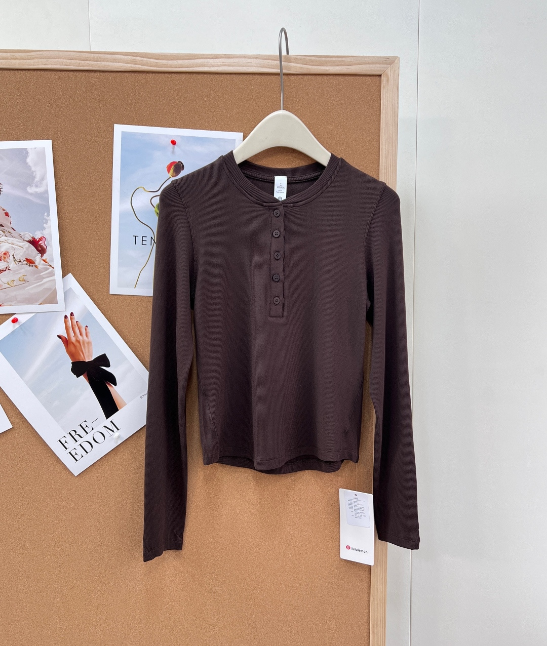 NO:761502,lululemon Hold Tight women's tight-fitting long-sleeved Henley shirt｜Original-grade version. Original-grade quality｜LW3HN3S classic model, synchronized version, fabric and workmanship. New dove gray online｜Added high-grade dove gray, brown, ivory white, floral gray, black full-color series. High-elastic rib fabric｜soft and waxy skin-friendly, high elasticity not tight, breathable and comfortable, long-wearing without deformation  Henry collar design｜Simple button placket, modify the neck line, neat and elegant. Tight tailoring｜Slimming and slimming, outlines beautiful curves, suitable for single wear or inner layering. Versatility in multiple scenes｜Daily commuting, sports and fitness, casual outings, easy to control various styles. Original-grade texture, close your eyes and avoid stepping on thunder. The wardrobe just needs a base layer!  All three standards are complete, and the goods will be shipped in large quantities!  Size 4/6/8 code L,,19860909lululemon Hold Tight 女士紧身长袖亨利衫｜原厂级版本. 原厂级品质｜LW3HN3S 经典款,版型、面料、做工同步专柜 新款鸽子灰上线｜新增高级鸽子灰,咖色、象牙白、花灰、黑色全色系齐发 高弹罗纹面料｜软糯亲肤,高弹不紧绷,透气舒适,久穿不变形 亨利领设计｜简约纽扣门襟,修饰颈部线条,利落又显气质 紧身剪裁｜修身显瘦,勾勒优美曲线,单穿/内搭都适配 多场景百搭｜日常通勤、运动健身、休闲出街,轻松驾驭各种风格 原厂级质感,闭眼入不踩雷,衣橱刚需打底衫！三标齐全,大货出！ 尺码4/6/8 编码L,,,Women's clothing