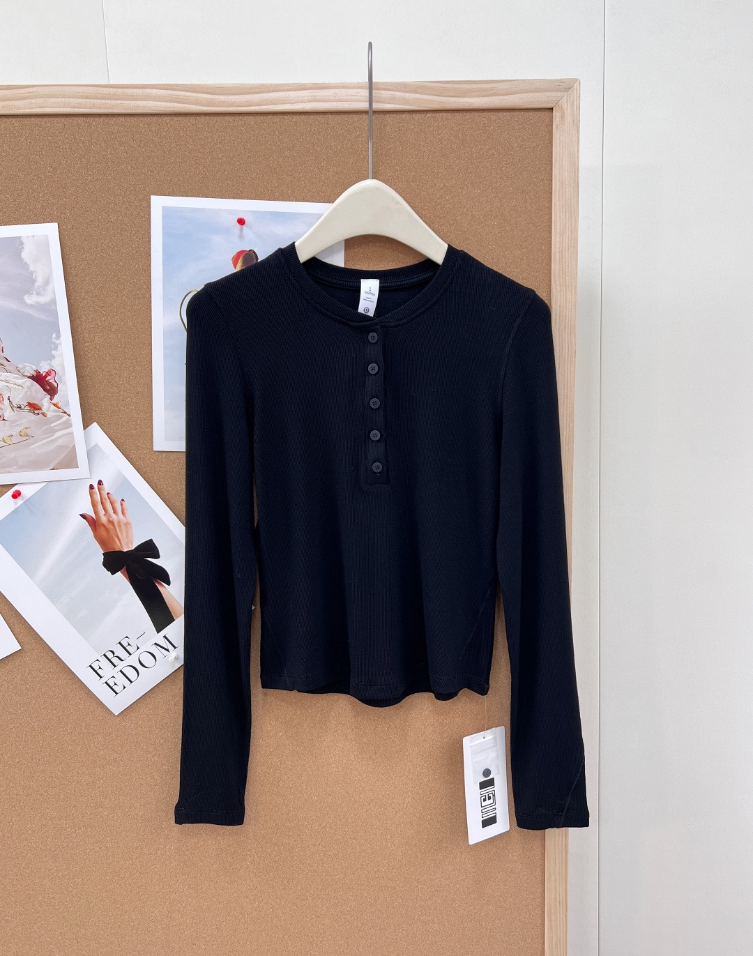 NO:761482,lululemon Hold Tight women's tight-fitting long-sleeved Henley shirt｜Original-grade version. Original-grade quality｜LW3HN3S classic model, synchronized version, fabric and workmanship. New dove gray online｜Added high-grade dove gray, brown, ivory white, floral gray, black full-color series. High-elastic rib fabric｜soft and waxy skin-friendly, high elasticity not tight, breathable and comfortable, long-wearing without deformation  Henry collar design｜Simple button placket, modify the neck line, neat and elegant. Tight tailoring｜Slimming and slimming, outlines beautiful curves, suitable for single wear or inner layering. Versatility in multiple scenes｜Daily commuting, sports and fitness, casual outings, easy to control various styles. Original-grade texture, close your eyes and avoid stepping on thunder. The wardrobe just needs a base layer!  All three standards are complete, and the goods will be shipped in large quantities!  Size 4/6/8 code L,,19860909lululemon Hold Tight 女士紧身长袖亨利衫｜原厂级版本. 原厂级品质｜LW3HN3S 经典款,版型、面料、做工同步专柜 新款鸽子灰上线｜新增高级鸽子灰,咖色、象牙白、花灰、黑色全色系齐发 高弹罗纹面料｜软糯亲肤,高弹不紧绷,透气舒适,久穿不变形 亨利领设计｜简约纽扣门襟,修饰颈部线条,利落又显气质 紧身剪裁｜修身显瘦,勾勒优美曲线,单穿/内搭都适配 多场景百搭｜日常通勤、运动健身、休闲出街,轻松驾驭各种风格 原厂级质感,闭眼入不踩雷,衣橱刚需打底衫！三标齐全,大货出！ 尺码4/6/8 编码L,,,Women's clothing