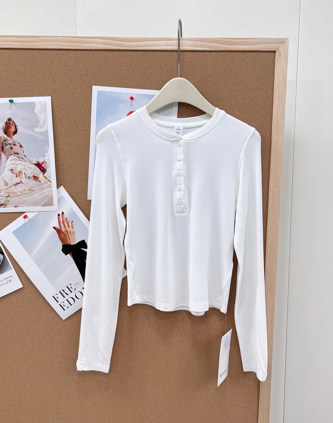 NO:761520,lululemon Hold Tight women's tight-fitting long-sleeved Henley shirt｜Original-grade version. Original-grade quality｜LW3HN3S classic model, synchronized version, fabric and workmanship. New dove gray online｜Added high-grade dove gray, brown, ivory white, floral gray, black full-color series. High-elastic rib fabric｜soft and waxy skin-friendly, high elasticity not tight, breathable and comfortable, long-wearing without deformation  Henry collar design｜Simple button placket, modify the neck line, neat and elegant. Tight tailoring｜Slimming and slimming, outlines beautiful curves, suitable for single wear or inner layering. Versatility in multiple scenes｜Daily commuting, sports and fitness, casual outings, easy to control various styles. Original-grade texture19860909lululemon Hold Tight 女士紧身长袖亨利衫｜原厂级版本. 原厂级品质｜LW3HN3S 经典款,版型、面料、做工同步专柜 新款鸽子灰上线｜新增高级鸽子灰,咖色、象牙白、花灰、黑色全色系齐发 高弹罗纹面料｜软糯亲肤,高弹不紧绷,透气舒适,久穿不变形 亨利领设计｜简约纽扣门襟,修饰颈部线条,利落又显气质 紧身剪裁｜修身显瘦,勾勒优美曲线,单穿/内搭都适配 多场景百搭｜日常通勤、运动健身、休闲出街,轻松驾驭各种风格 原厂级质感,闭眼入不踩雷,衣橱刚需打底衫！三标齐全,大货出！ 尺码4/6/8 编码L,,,Women's clothing