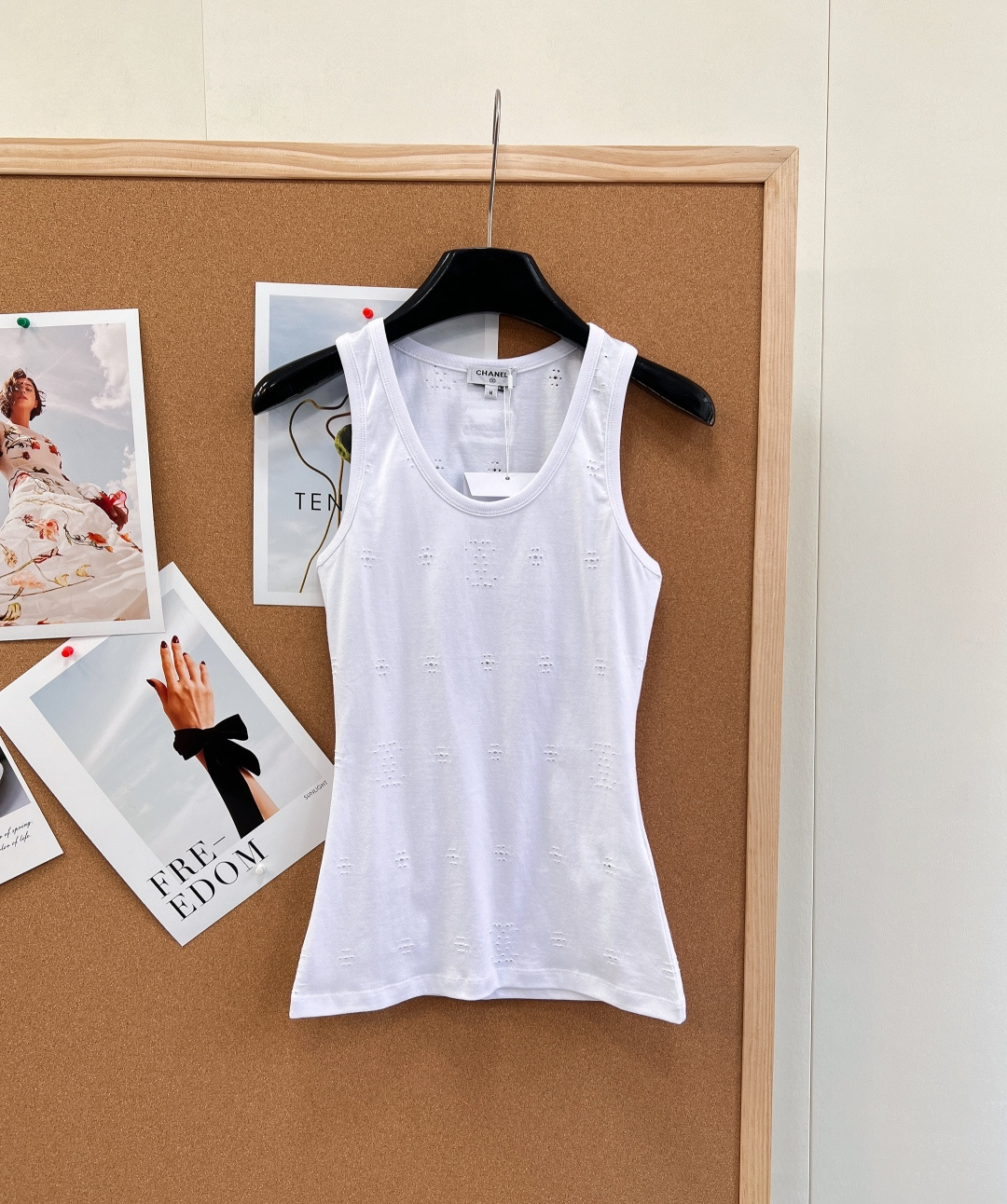 NO:761510,CHANEL's new embroidered hollow sleeveless vest. The 32-count double-strand combed cotton fabric is selected from cotton and weighs 230g. It not only ensures a crisp silhouette, but also has a soft and skin-friendly wearing texture. The body is woven with jacquard technology, and the brand logo is presented with a delicate geometric hollow texture, which not only improves the breathability but also gives the item a high-end visual hierarchy; the brand label on the back collar uses flat embroidery technology, with fine and even stitching.  The classic round-neck sleeveless silhouette retains a casual feel, and through the combination of jacquard and flat embroidery techniques, the basic vest is upgraded into a light luxury interior item with both craftsmanship value and brand recognition. It is complete with three labels and is available in large quantities!  Size 36/38/40 code H,,chanel,19860909CHANEL新款刺绣镂空无袖背心.甄选棉的32支双股精梳棉面料,克重达230g,在保证挺括廓形的同时,兼具柔软亲肤的穿着质感 衣身采用提花工艺织就,以细腻的几何镂空肌理呈现品牌标识,既提升了透气性能,又赋予单品高级的视觉层次；后领处的品牌标签则采用平绣工艺,针脚细密均匀 经典的圆领无袖廓形,在保留休闲感的同时,通过提花与平绣的工艺组合,将基础款背心升维为兼具工艺价值与品牌辨识度的轻奢内搭单品,三标齐全,大货出！ 尺码36/38/40 编码H,,chanel,,Women's clothing