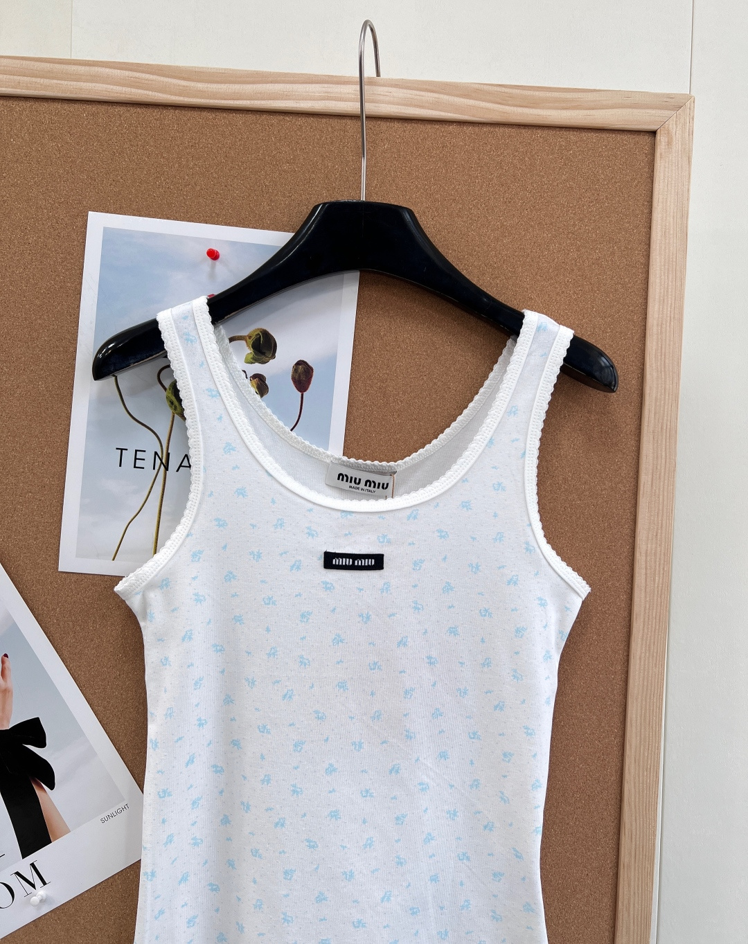🆕Miumiu2025新款字母贴片修身U领碎花背心，定制YB斜纹全棉材质，清透舒适，弹力十足，U型领修身