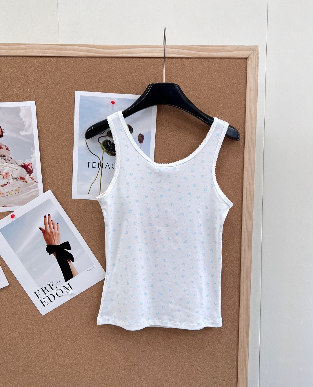 🆕Miumiu2025新款字母贴片修身U领碎花背心，定制YB斜纹全棉材质，清透舒适，弹力十足，U型领修身