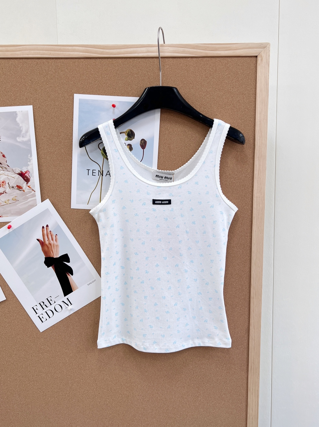 🆕Miumiu2025新款字母贴片修身U领碎花背心，定制YB斜纹全棉材质，清透舒适，弹力十足，U型领修身