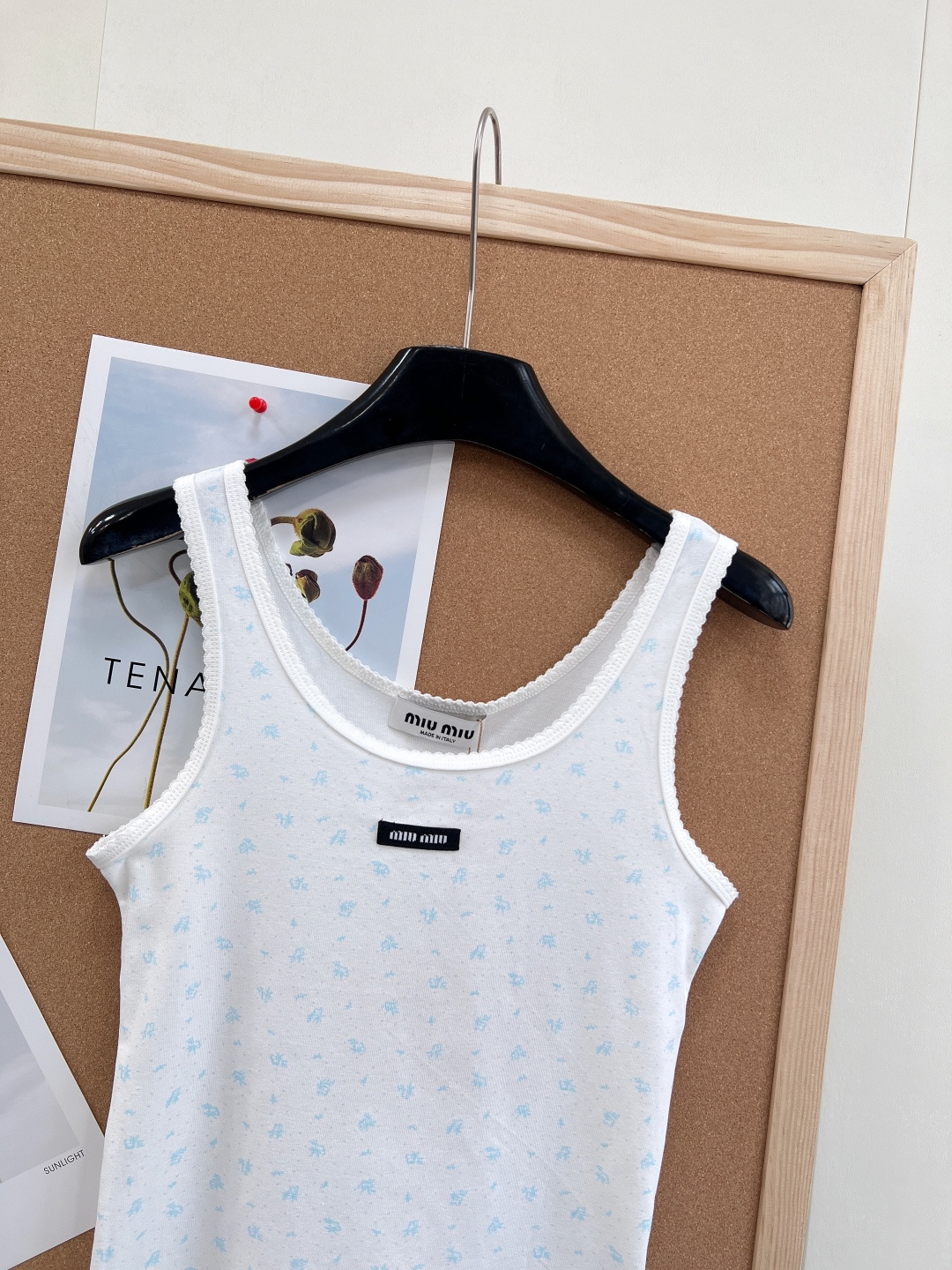 🆕Miumiu2025新款字母贴片修身U领碎花背心，定制YB斜纹全棉材质，清透舒适，弹力十足，U型领修身
