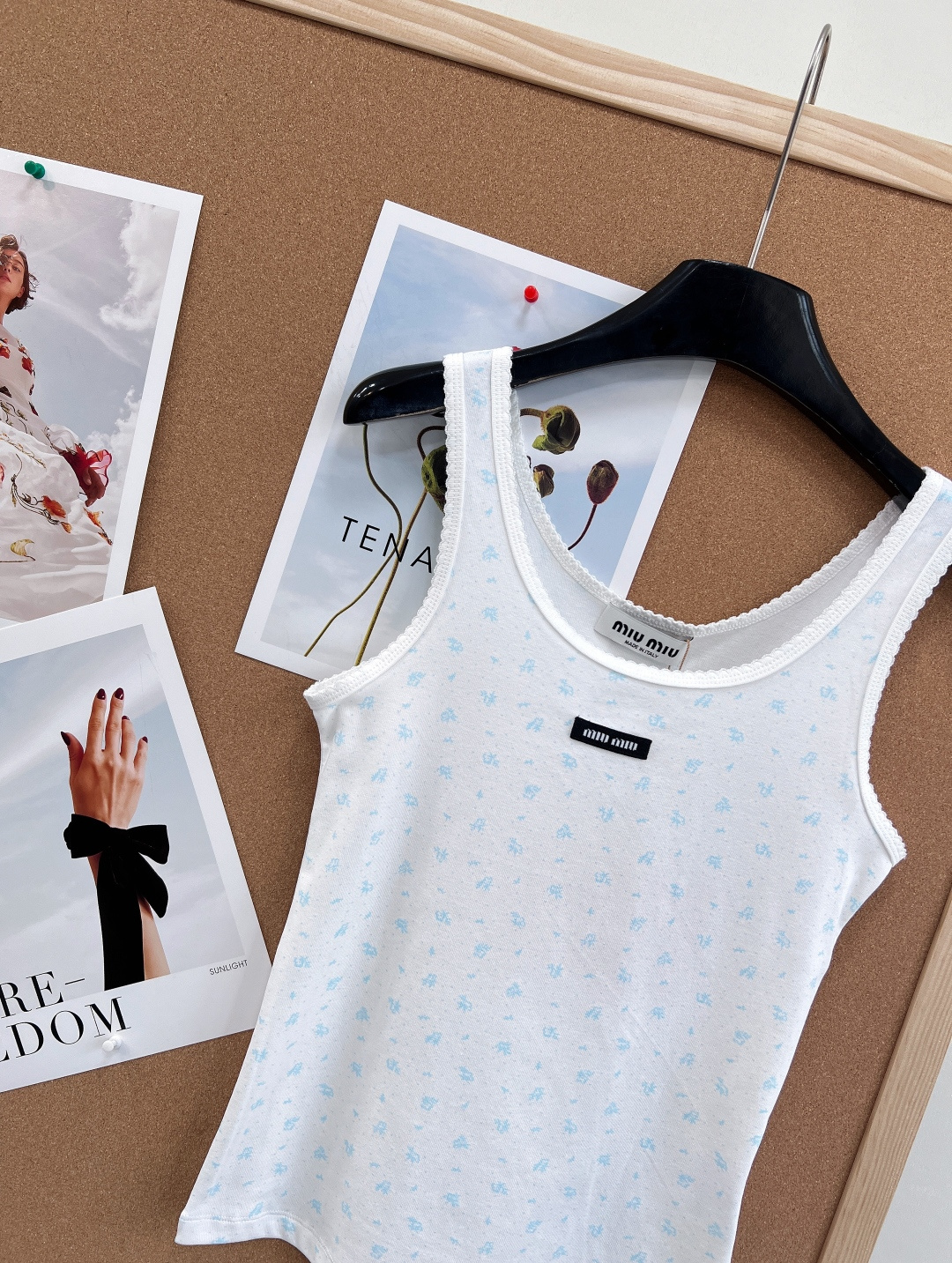 🆕Miumiu2025新款字母贴片修身U领碎花背心，定制YB斜纹全棉材质，清透舒适，弹力十足，U型领修身