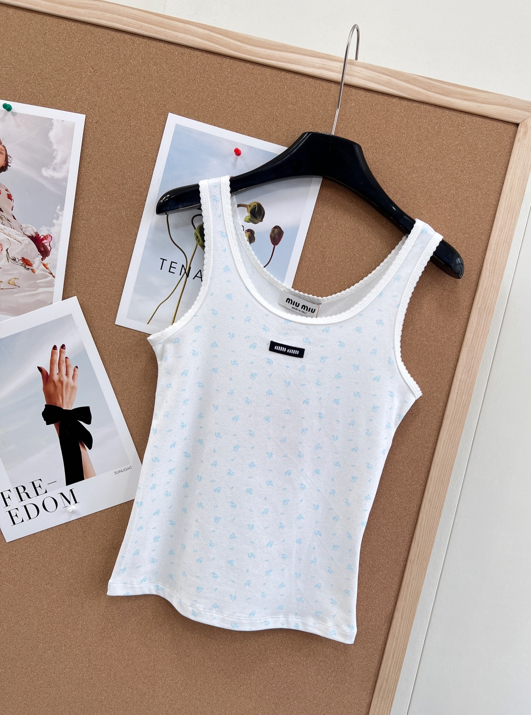 🆕Miumiu2025新款字母贴片修身U领碎花背心，定制YB斜纹全棉材质，清透舒适，弹力十足，U型领修身