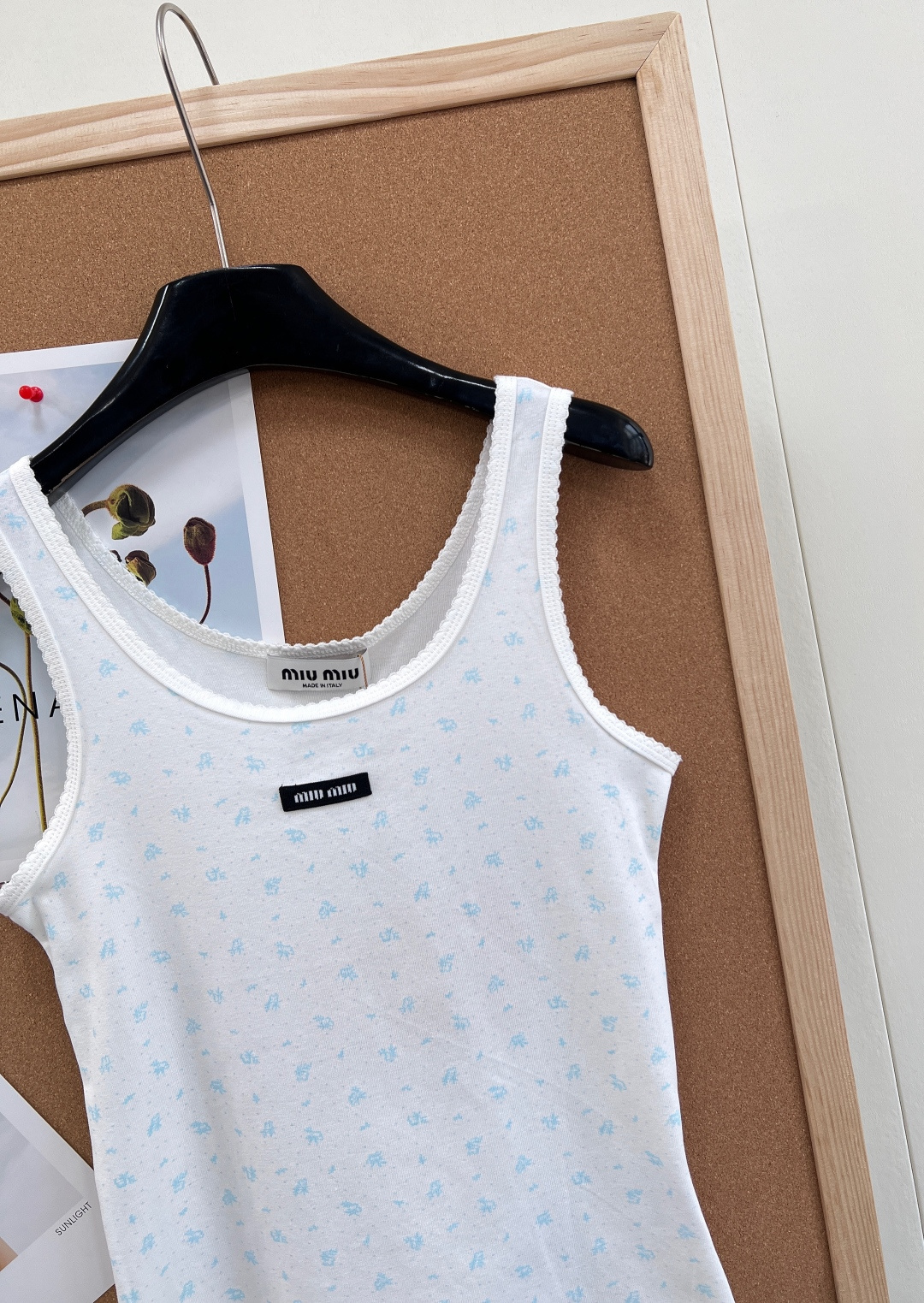 🆕Miumiu2025新款字母贴片修身U领碎花背心，定制YB斜纹全棉材质，清透舒适，弹力十足，U型领修身