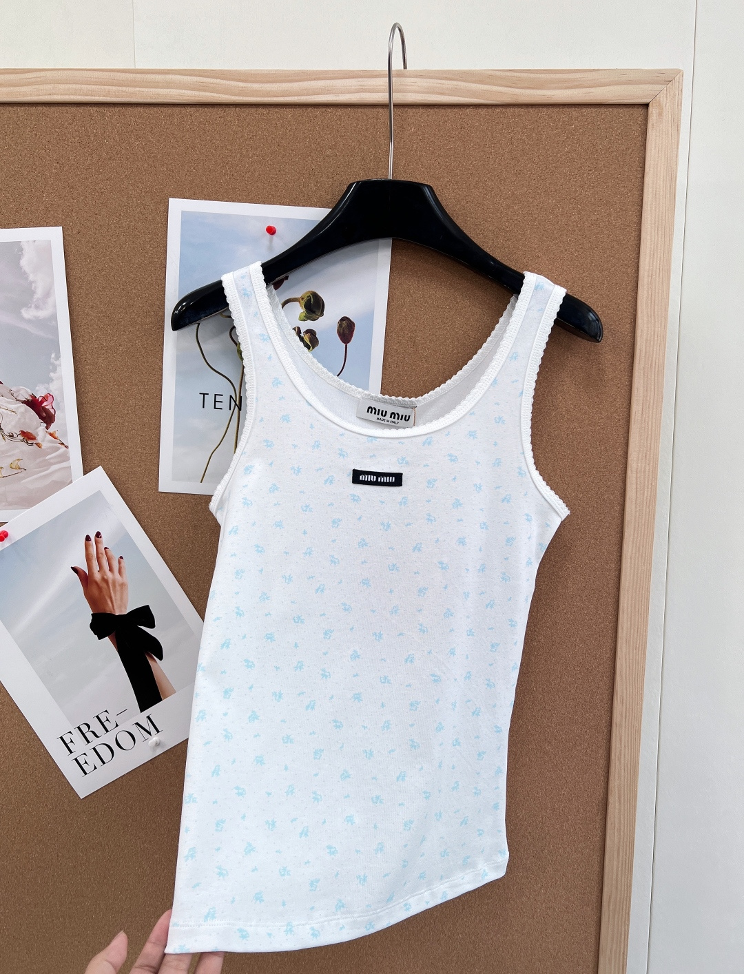 🆕Miumiu2025新款字母贴片修身U领碎花背心，定制YB斜纹全棉材质，清透舒适，弹力十足，U型领修身