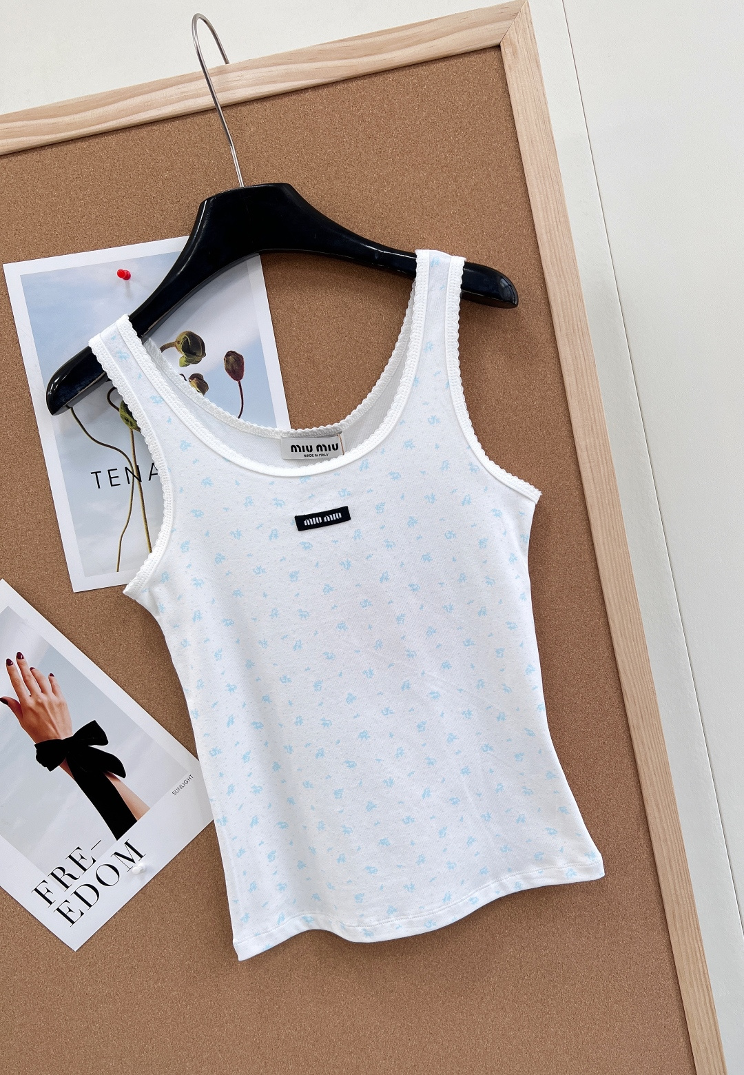 🆕Miumiu2025新款字母贴片修身U领碎花背心，定制YB斜纹全棉材质，清透舒适，弹力十足，U型领修身