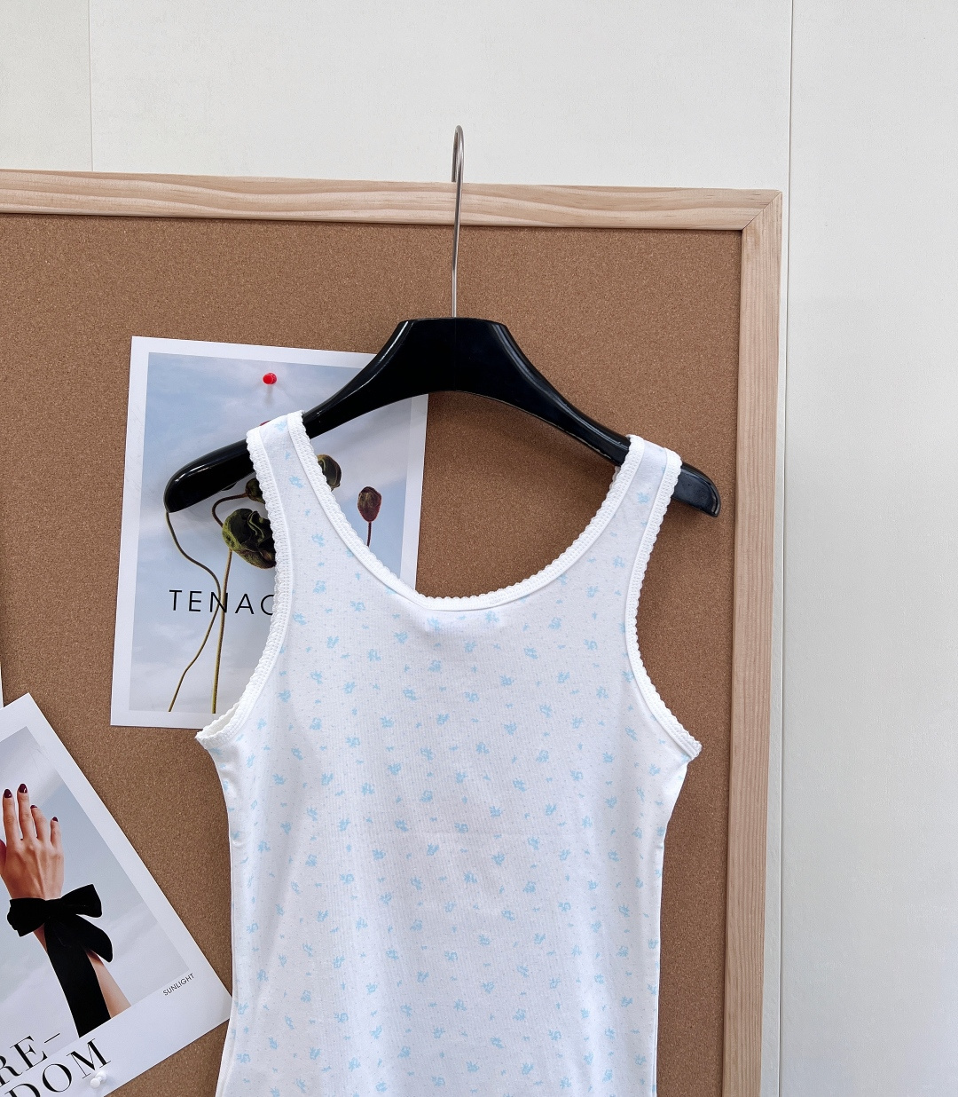 🆕Miumiu2025新款字母贴片修身U领碎花背心，定制YB斜纹全棉材质，清透舒适，弹力十足，U型领修身