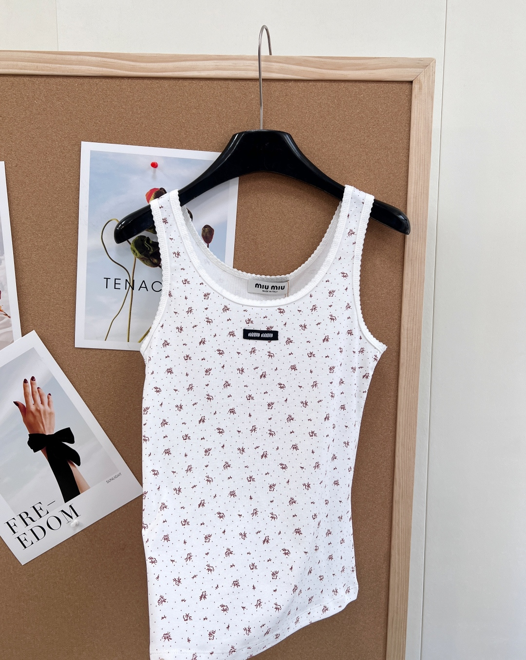 🆕Miumiu2025新款字母贴片修身U领碎花背心，定制YB斜纹全棉材质，清透舒适，弹力十足，U型领修身