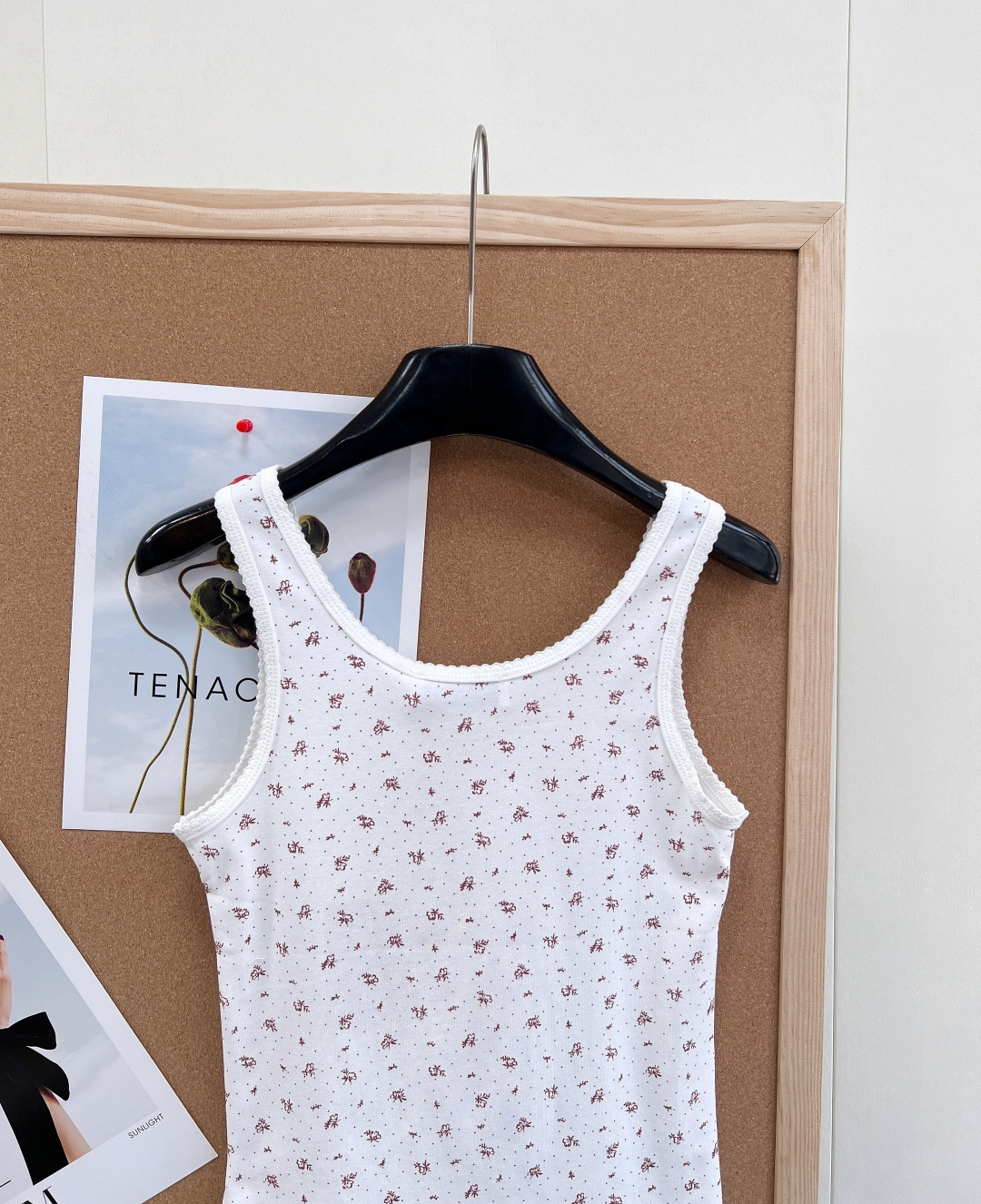 🆕Miumiu2025新款字母贴片修身U领碎花背心，定制YB斜纹全棉材质，清透舒适，弹力十足，U型领修身