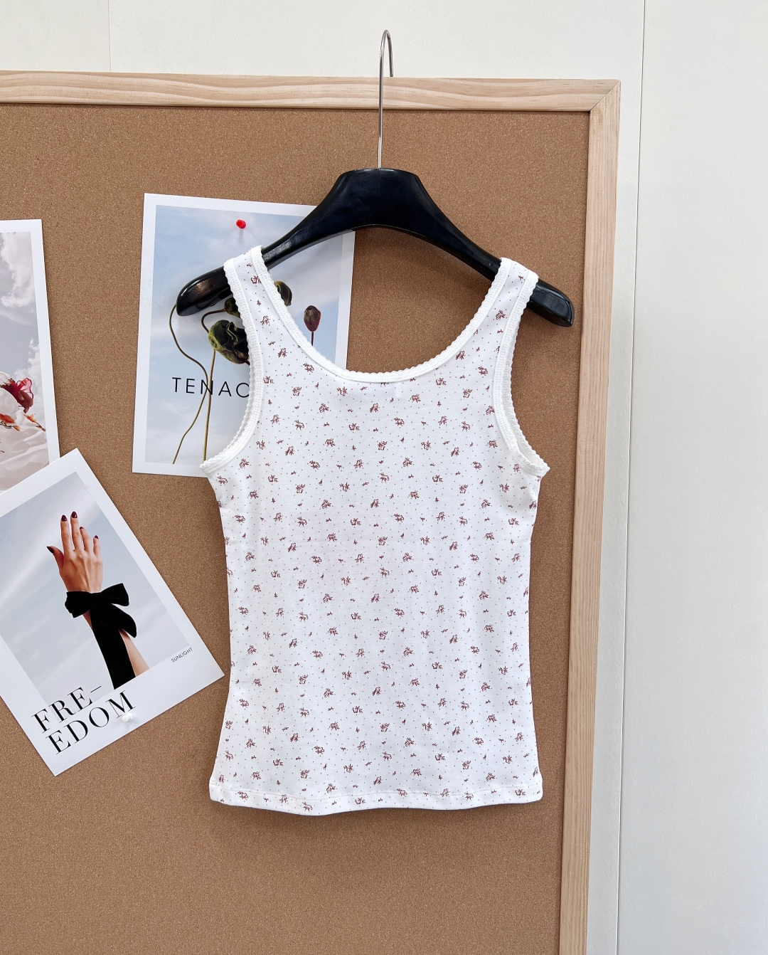 🆕Miumiu2025新款字母贴片修身U领碎花背心，定制YB斜纹全棉材质，清透舒适，弹力十足，U型领修身