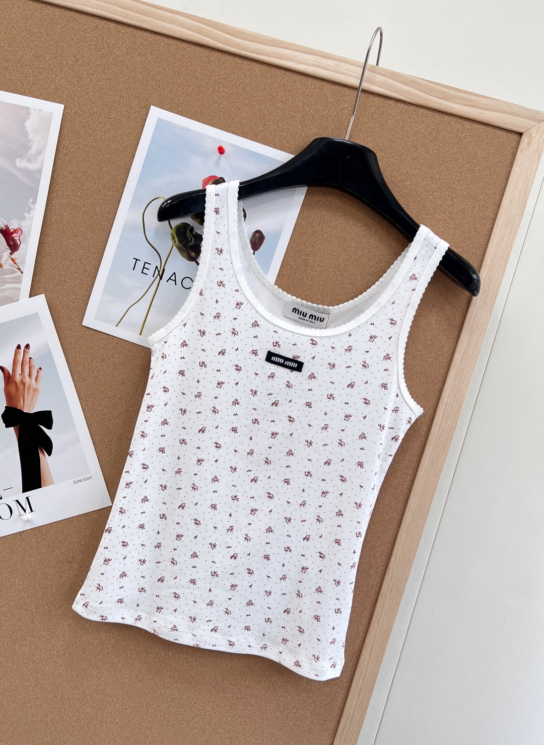 🆕Miumiu2025新款字母贴片修身U领碎花背心，定制YB斜纹全棉材质，清透舒适，弹力十足，U型领修身