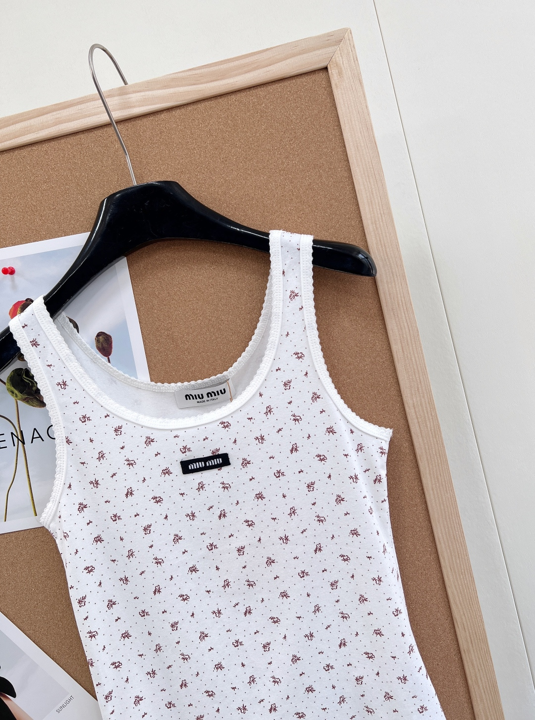 🆕Miumiu2025新款字母贴片修身U领碎花背心，定制YB斜纹全棉材质，清透舒适，弹力十足，U型领修身