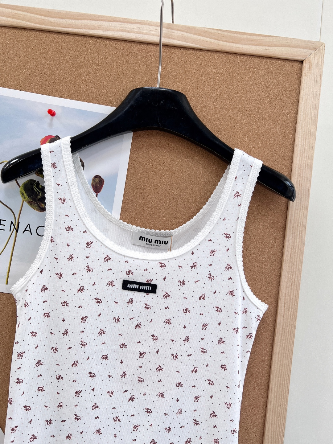 🆕Miumiu2025新款字母贴片修身U领碎花背心，定制YB斜纹全棉材质，清透舒适，弹力十足，U型领修身