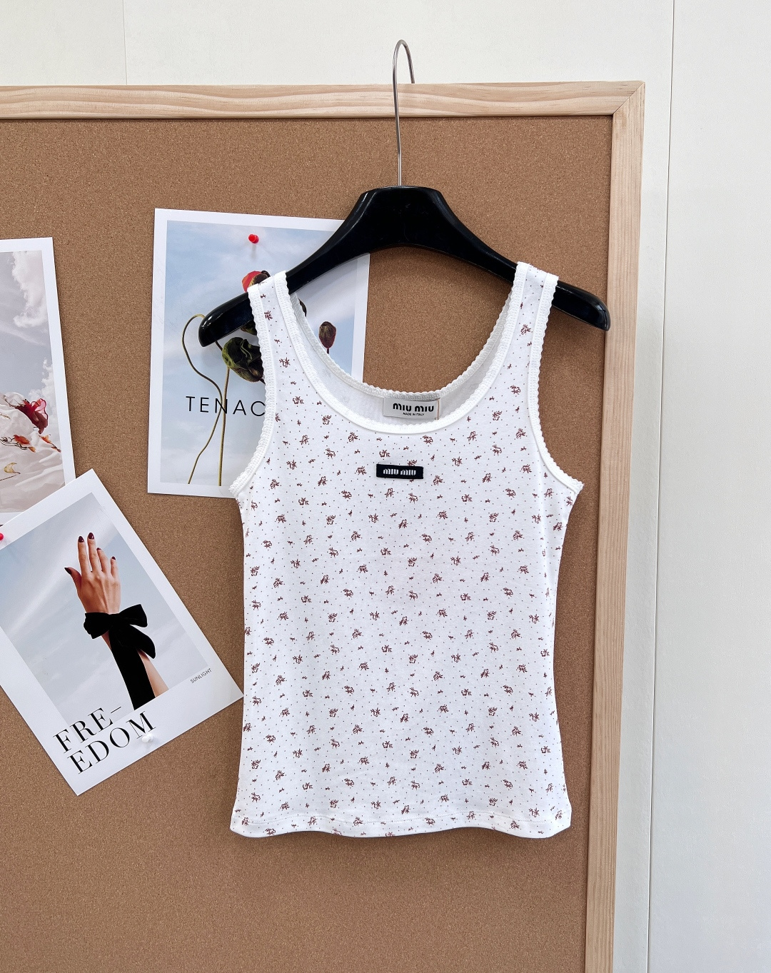🆕Miumiu2025新款字母贴片修身U领碎花背心，定制YB斜纹全棉材质，清透舒适，弹力十足，U型领修身