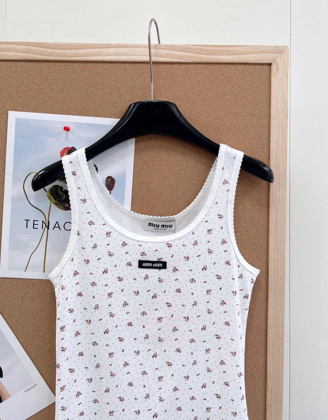 🆕Miumiu2025新款字母贴片修身U领碎花背心，定制YB斜纹全棉材质，清透舒适，弹力十足，U型领修身