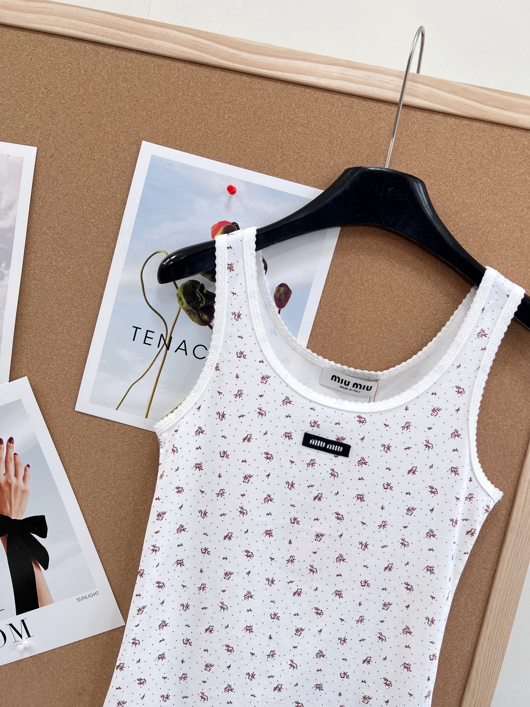 🆕Miumiu2025新款字母贴片修身U领碎花背心，定制YB斜纹全棉材质，清透舒适，弹力十足，U型领修身