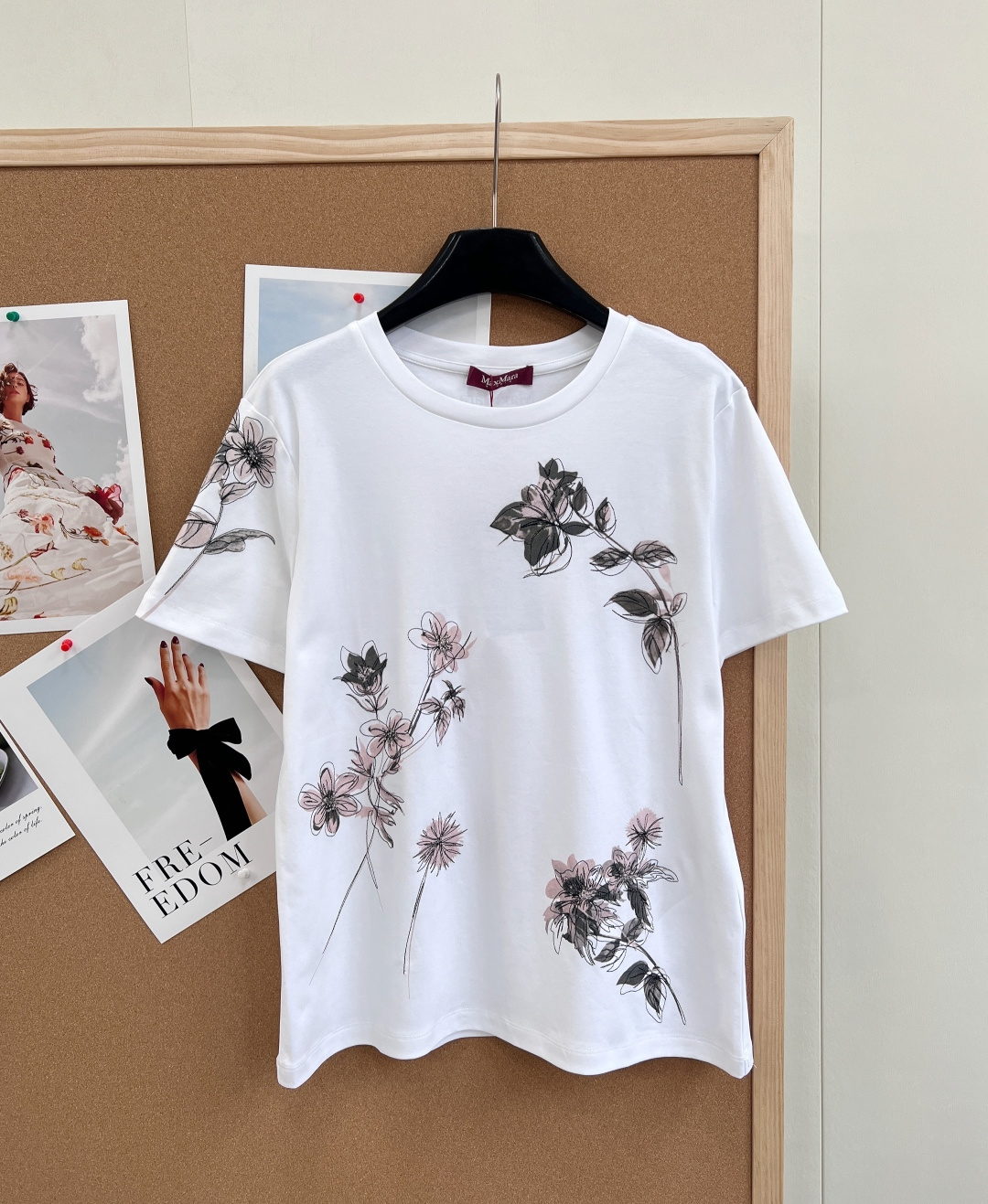 NO:762438,MaxMara26ss early spring new floral print round neck short-sleeved T-shirt, the perfect fusion of high-end and spring feel - Exclusively developed by YB, the high-end replica completely restores the counter version and craftsmanship, with precise alignment of details, and the upper body effect is the same as the original. - The high-count cotton fabric is made of the brand's iconic high-count cotton, which feels delicate and soft, breathable and skin-friendly, while maintaining a crisp and drapey feel, and will not be easily deformed after long-term wear. -  The hand-painted floral print body uses freehand brushstrokes, black and gray lines outline the outline of the flower branches, soft pink petals are smudged, and the layers are rich without losing white space. The spring flower branches fall casually on the clothes, breaking the monotony of the basic white T. - The classic round neck design fits the neck line, does not pick up the shoulders, can be worn alone or layered easily, and is suitable for commuting, dating, leisure and other scenes. Complete with three standards, large quantities of goods!  Size sml code,,T-shirt,tees,t-shirt,19860909MaxMara26ss早春新款花卉印花圆领短袖T恤,高级感与春日感的完美融合 - 独家YB开发,高版复刻完全还原专柜版型与工艺,细节精准对位,上身效果与正品无差. - 高支棉面料选用品牌标志性高支棉,触感细腻柔软,透气亲肤,同时保有挺括感与垂坠感,久穿不易变形. - 手绘花卉印花衣身采用写意手绘笔触,黑灰线条勾勒花枝轮廓,柔粉色晕染花瓣,层次丰富又不失留白,将春日花枝随性落于衣间,打破基础白T的单调感. - 经典圆领设计贴合颈部线条,不挑肩型,单穿或叠穿都能轻松驾驭,适配通勤、约会、休闲等多种场景.三标齐全,大货出！ 尺码sml 编码,,T-shirt,tees，t-shirt,,Women's clothing