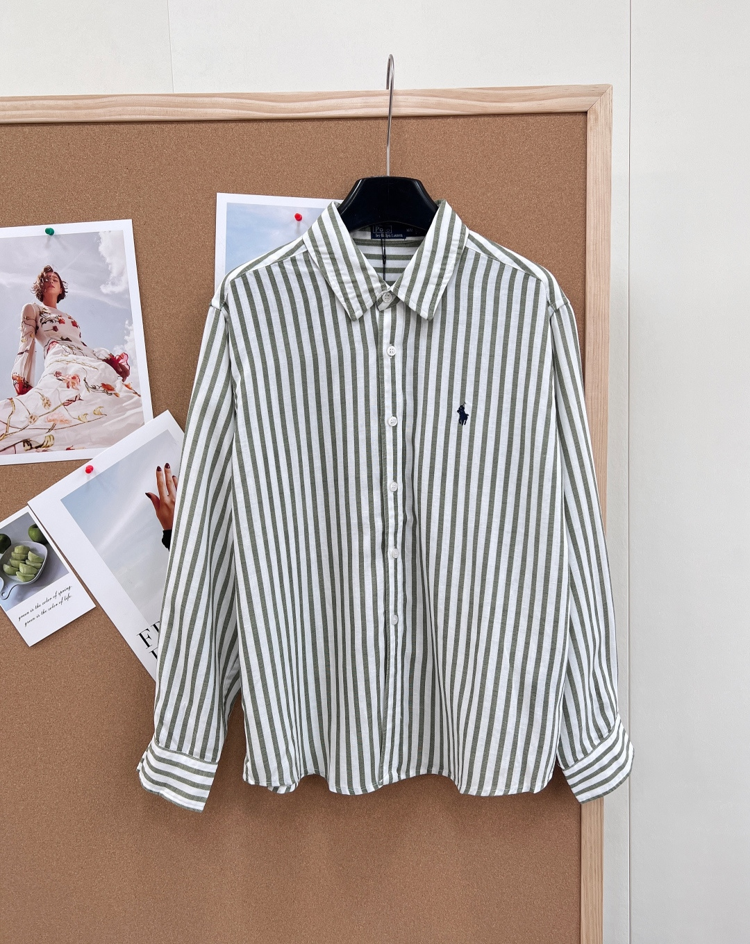 NO:762432,Ralph Lauren cotton and linen striped shirt. The perfect combination of relaxation and classic American style - Natural linen blended fabric is breathable, skin-friendly, and has its own texture. It is refreshing and not stuffy to wear in summer. It has a good drape and is soft as you wear it. It is an ideal choice for spring and summer. - Classic vertical stripe design - Milk tea stripes with a gentle milky tone, versatile and white, with a lazy atmosphere, suitable for commuting, leisure, vacation and other scenes. -  The olive green stripes are fresh and retro in tone, white and textured, with a sense of literary relaxation, making it a niche yet high-end color choice. - The low-key black pony logo on the iconic pony embroidered chest is exquisite and unobtrusive, perfectly interpreting Ralph Lauren's classic American light luxury style. - The loose and casual lapel + single-breasted design is not picky on the figure, and can be worn alone, layered, or tied around the waist for styling, which is very practical. -  Pair it with suit pants/skirts for daily commuting, it is smart and gentle, and is an excellent choice for the intellectual style in the workplace. - Pair it with jeans/wide-leg pants for casual outings, it is casual and lazy, with a sense of relaxation, and it is beyond photos. - Layer it inside a knitted cardigan/vest, or wear it outside a suspender skirt to add a sense of layering, gentleness and fashion. -  Unbutton a few buttons in the holiday style, match it with a straw hat and a straw bag, and you will instantly transform into a French holiday girl. Complete with three standards and two colors!  Size sml code,,loro piana,espadrilles,skirts,jeans,shirts,business suit,hats,19860909Ralph Lauren 拉夫劳伦棉麻条纹衬衫. 松弛感与经典美式风的完美结合 - 天然亚麻混纺面料透气亲肤、自带肌理感,夏天穿着清爽不闷,垂坠感好,越穿越柔软,是春夏季节的理想选择. - 经典竖条纹设计 - 奶茶色条纹温柔奶咖调,百搭显白,自带慵懒氛围感,适配通勤、休闲、度假等多种场景. - 橄榄绿条纹清新复古调,显白又有质感,自带文艺松弛感,是小众又高级的配色选择. - 标志性小马刺绣胸口低调的黑色小马logo,精致不张扬,完美诠释拉夫劳伦的经典美式轻奢风格. - 宽松休闲版型翻领+单排扣设计,不挑身材,可单穿、叠穿,也可系在腰间做造型,实用性拉满. - 日常通勤搭配西装裤/半裙,干练又温柔,是职场知性风的绝佳选择. - 休闲出街配牛仔裤/阔腿裤,随性慵懒,自带松弛感,拍照超出片. - 叠穿造型内搭在针织开衫/马甲里,或外搭在吊带裙外,增加层次感,温柔又时髦. - 度假风解开几颗扣子,搭配草帽与草编包,秒变法式度假少女.三标齐全,两色出！ 尺码sml 编码,,loro piana,espadrilles,skirts,jeans,shirts,business suit,hats,,Women's clothing