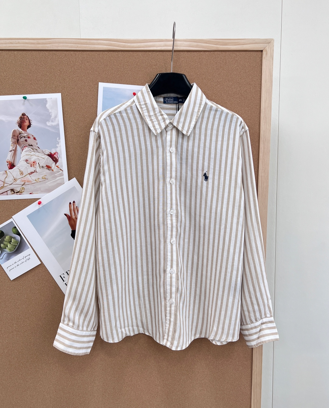 NO:762426,Ralph Lauren cotton and linen striped shirt. The perfect combination of relaxation and classic American style - Natural linen blended fabric is breathable, skin-friendly, and has its own texture. It is refreshing and not stuffy to wear in summer. It has a good drape and is soft as you wear it. It is an ideal choice for spring and summer. - Classic vertical stripe design - Milk tea stripes with a gentle milky tone, versatile and white, with a lazy atmosphere, suitable for commuting, leisure, vacation and other scenes. -  The olive green stripes are fresh and retro in tone, white and textured, with a sense of literary relaxation, making it a niche yet high-end color choice. - The low-key black pony logo on the iconic pony embroidered chest is exquisite and unobtrusive, perfectly interpreting Ralph Lauren's classic American light luxury style. - The loose and casual lapel + single-breasted design is not picky on the figure, and can be worn alone, layered, or tied around the waist for styling, which is very practical. -  Pair it with suit pants/skirts for daily commuting, it is smart and gentle, and is an excellent choice for the intellectual style in the workplace. - Pair it with jeans/wide-leg pants for casual outings, it is casual and lazy, with a sense of relaxation, and it is beyond photos. - Layer it inside a knitted cardigan/vest, or wear it outside a suspender skirt to add a sense of layering, gentleness and fashion. -  Unbutton a few buttons in the holiday style, match it with a straw hat and a straw bag, and you will instantly transform into a French holiday girl. Complete with three standards and two colors!  Size sml code,,loro piana,espadrilles,skirts,jeans,shirts,business suit,hats,19860909Ralph Lauren 拉夫劳伦棉麻条纹衬衫. 松弛感与经典美式风的完美结合 - 天然亚麻混纺面料透气亲肤、自带肌理感,夏天穿着清爽不闷,垂坠感好,越穿越柔软,是春夏季节的理想选择. - 经典竖条纹设计 - 奶茶色条纹温柔奶咖调,百搭显白,自带慵懒氛围感,适配通勤、休闲、度假等多种场景. - 橄榄绿条纹清新复古调,显白又有质感,自带文艺松弛感,是小众又高级的配色选择. - 标志性小马刺绣胸口低调的黑色小马logo,精致不张扬,完美诠释拉夫劳伦的经典美式轻奢风格. - 宽松休闲版型翻领+单排扣设计,不挑身材,可单穿、叠穿,也可系在腰间做造型,实用性拉满. - 日常通勤搭配西装裤/半裙,干练又温柔,是职场知性风的绝佳选择. - 休闲出街配牛仔裤/阔腿裤,随性慵懒,自带松弛感,拍照超出片. - 叠穿造型内搭在针织开衫/马甲里,或外搭在吊带裙外,增加层次感,温柔又时髦. - 度假风解开几颗扣子,搭配草帽与草编包,秒变法式度假少女.三标齐全,两色出！ 尺码sml 编码,,loro piana,espadrilles,skirts,jeans,shirts,business suit,hats,,Women's clothing