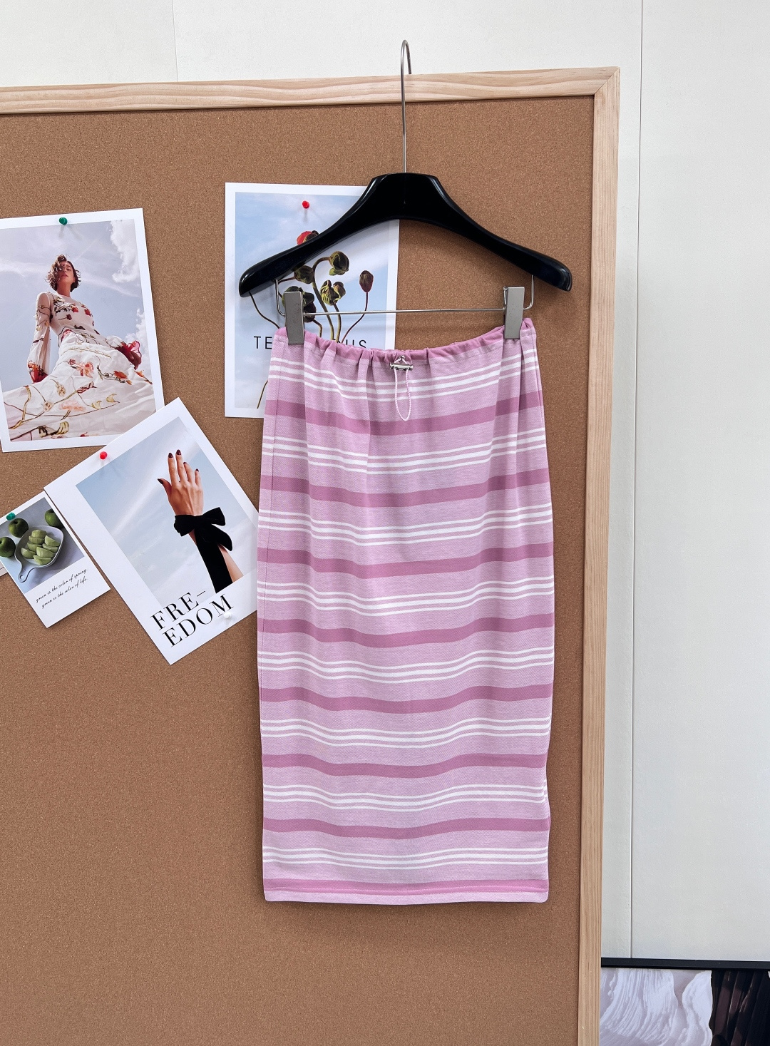 NO:762417,Prada 2026 spring and summer pink striped skirt, pink and white pinstripe design, pique mesh fabric, soft and skin-friendly, light and comfortable to wear, mid-high waist slim fit, outlines curves, drawstring design for easy adjustment, both practical and fashionable. Fresh and soft colors, paired with the same series of Polo shirts or simple tops, you can easily create a sweet or casual style, suitable for commuting, dating, and daily outings!  Pair it with tops from the same series, complete with three labels, and shipped in large quantities!  size sml code,,prada,skirts,19860909Prada2026春夏粉色条纹半裙,粉白细条纹设计,珠地网眼面料,柔软亲肤,穿着轻盈舒适中高腰修身剪裁,勾勒曲线,抽绳设计方便调节,兼具实用与时尚感.清新柔和色调,搭配同系列 Polo衫或简约上衣,轻松打造甜美或休闲风格,通勤,约会,日常出街都很适合哦 ！搭配同系列上衣,三标齐全,大货出！ 尺码sml 编码,,prada,skirts,,Women's clothing