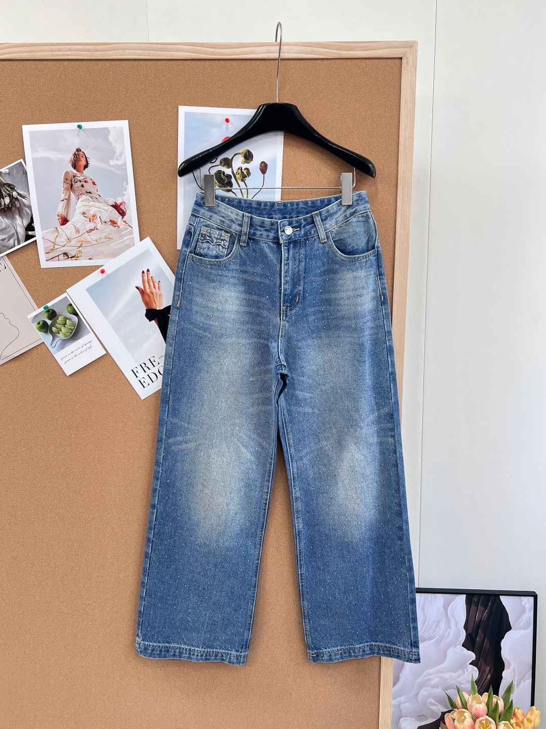 NO:762440,CHANEL26's new product is a pair of denim wide-leg trousers with full-on rhinestones. The perfect collision of retro and sparkle turns basic denim into a high-end item in an instant - The classic wide-leg straight version has a full drape, which perfectly modifies various leg shapes such as O-shaped legs and X-shaped legs. It visually lengthens the leg lines, and the high-waist design shows superior proportions. -  The distressed washed denim fabric has a retro blue tone and has a lazy filter. The texture is soft but not stiff. It will not deform easily after being worn for a long time. It is breathable and comfortable and suitable for spring and summer seasons. - The front panel is evenly distributed with fine hot-drilling technology, which reflects the fine starlight under the light. It is low-key and exquisite, breaking the dull feeling of denim and filling the small fragrance atmosphere. -  The details are embellished with the exquisite markings on the edges of the front pockets, echoing the hot diamonds, enhancing the overall sophistication and making the basic model more recognizable. Complete with three markings, great deal!  Size sml code H,,chanel,19860909CHANEL26新品小香风满烫钻牛仔阔腿裤. 复古与闪耀的完美碰撞,让基础牛仔秒变高级感单品 - 经典阔腿直筒版型垂坠感拉满,完美修饰O型腿、X型腿等各种腿型,视觉上拉长腿部线条,高腰设计更显比例优越. - 做旧水洗牛仔面料复古蓝调自带慵懒滤镜,质感柔软却不失挺括度,久穿不易变形,透气舒适,适配春夏季节. - 前片满幅烫钻工艺细密烫钻均匀分布,在光线下折射出细碎星光,低调又精致,打破牛仔的沉闷感,小香风氛围拉满. - 细节点缀前袋边缘的精致配标与烫钻呼应,提升整体精致度,让基础款更具辨识度.三标齐全,大货出！ 尺码sml 编码H,,chanel,,Women's clothing