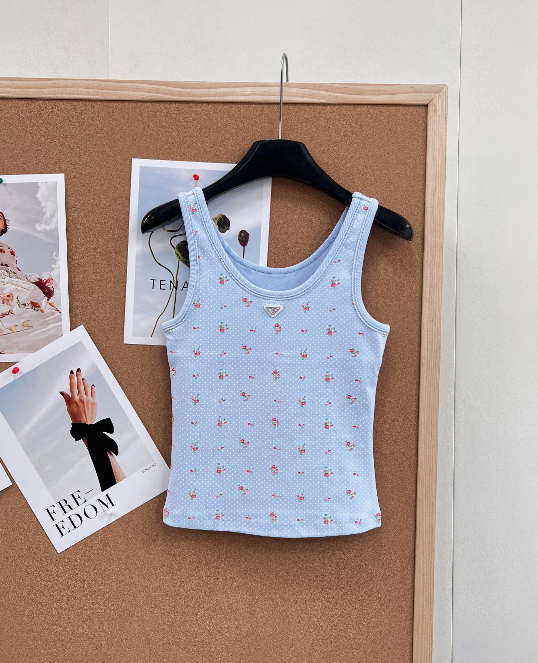 NO:762434,Prada light blue floral vest is made of soft cotton fabric, comfortable and breathable, perfect for summer! The small floral + polka dot design is fresh and sweet, and can be easily worn in daily life or on vacation. It is sleeveless and is suitable for wearing alone or as an inner layer. It looks great with jeans or skirts. It is full of high-end fashion, complete with three standards, and is sold in large quantities!  size sml code,,prada,skirts,jeans,19860909Prada浅蓝碎花背心,采用柔软棉质面料,穿着舒适透气,夏天超适合!小碎花+波点设计,清新又甜美,日常或度假都能轻松驾驭.无袖剪裁,单穿or内搭都很OK,搭配牛仔裤,半裙都很出彩,高端时尚感满满,三标齐全,大货出！ 尺码sml 编码,,prada,skirts,jeans,,Women's clothing