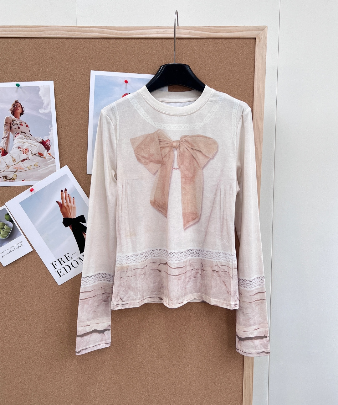 NO:762428,FORDARE 3D printed bow bottoming shirt, the Korean fashion essential model, wears romance on your body - The realistic 3D three-dimensional bow printing adopts high-definition 3D printing technology, which restores the transparent and light feeling of the silk bow. It has strong visual impact, instantly breaks the monotony of the bottoming shirt, and has a sweet girl atmosphere. -  Gradient smudged color with a milky white background superimposed with light brown gradient tones, with a hazy soft-focus filter, which is gentle and white, making the whole dress look more artistic and layered. - Exquisite lace splicing details on the hem and cuffs are cleverly integrated into the hollow lace, which is delicate and transparent. It not only adds a French girlish feel, but also visually optimizes the arm lines, making it more slender. -  The soft and waxy high-elastic fabric is made of soft and waxy fabric that is skin-friendly and highly elastic. It is comfortable and non-restrictive when worn next to the body. It is breathable and warm and can be worn as an inner layer or on its own. - The simple round-neck style fits the neck line and is neat and does not strangle the neck. It is perfectly suitable for all kinds of coats and is a great soul item for layering in early spring. Large quantities are available!  size sml code,,jackets & coats,19860909FORDARE 3D印花蝴蝶结打底衫,韩系时髦精本命款,把浪漫穿在身上 - 逼真3D立体蝴蝶结印花采用高清3D印花工艺,还原了柔纱蝴蝶结的通透轻盈感,视觉冲击力强,瞬间打破打底衫的单调,自带甜妹氛围感. - 渐变晕染配色奶白底色叠加浅咖渐变色调,自带一种朦胧的柔焦滤镜,温柔又显白,让整件衣服看起来更有艺术感和层次感. - 精致蕾丝拼接细节下摆与袖口巧妙融入镂空蕾丝花边,细腻通透,不仅增加了法式少女感,还能在视觉上优化手臂线条,更显纤细. - 软糯高弹面料选用亲肤高弹的软糯面料,贴身穿着舒适无束缚感,透气保暖,作为内搭或单穿都极具实穿性. - 简约圆领版型贴合颈部线条,利落不勒脖,完美适配各种外套,是早春叠穿的绝佳灵魂单品.大货出！ 尺码sml 编码,,jackets & coats,,Women's clothing