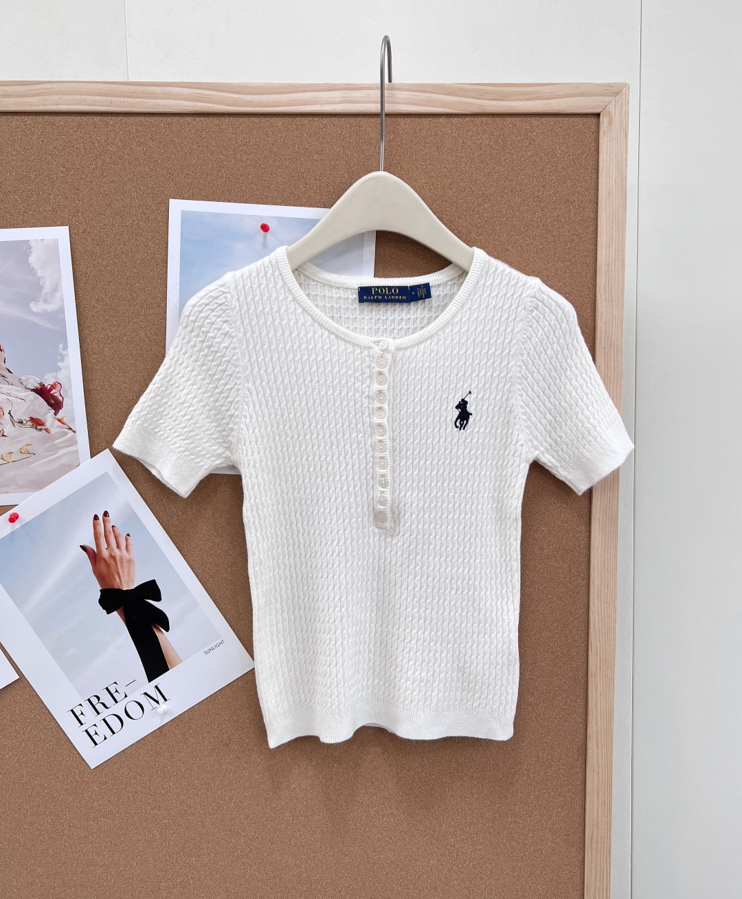 NO:762422,Ralph Lauren Henry collar knitted short sleeves, the perfect collision of American retro and gentle knitting - The classic Henry collar design has a half-button placket and a round neck shape, which is neat and gentle. It is more layered than ordinary round necks, modifies the neck line, and does not pick up the shoulders. - The three-dimensional cable knitted texture body adopts fine cable knitting technology, with clear and textured texture, and a retro atmosphere. It also ensures the softness and elasticity of the fabric, making it close-fitting, comfortable and not tight. -  The low-key black pony logo embroidery on the chest of the iconic pony embroidery is exquisite and unobtrusive, perfectly interpreting Ralph Lauren's classic American light luxury style and highly recognizable. - Milky white is gentle and clean, looks whiter and younger, and is suitable for various styles. - Advanced gray is low-key and calm, suitable for commuting and leisure. - Classic black is slim and versatile, cool and elegant coexist. -  The high-quality knitted fabric is soft and skin-friendly, breathable and not stuffy, and has both a crisp and drapey feel. It is refreshing to wear alone in spring and summer, and is also suitable for inner layering in autumn and winter. It is extremely practical. Complete with three standards and three colors!  Size sml code,,loro piana,T-shirt,19860909Ralph Lauren 拉夫劳伦亨利领针织短袖, 美式复古与温柔针织的完美碰撞 - 经典亨利领设计半开扣门襟+圆领造型,利落又不失温柔,比普通圆领更具层次感,修饰颈部线条,不挑肩型. - 立体绞花针织肌理衣身采用细腻绞花针织工艺,纹理清晰有质感,自带复古氛围感,同时保证了面料的柔软度与弹性,贴身舒适不紧绷. - 标志性小马刺绣胸口低调的黑色小马logo刺绣,精致不张扬,完美诠释拉夫劳伦的经典美式轻奢风格,辨识度拉满. - 奶白色温柔干净,显白减龄,适配各种风格. - 高级灰低调沉稳,通勤休闲都能驾驭. - 经典黑显瘦百搭,酷感与优雅并存. - 优质针织面料软糯亲肤,透气不闷,兼具挺括感与垂坠感,春夏单穿清爽,秋冬内搭也很合适,实穿性极强.三标齐全,三色出！ 尺码sml 编码,,loro piana,T-shirt,,Women's clothing