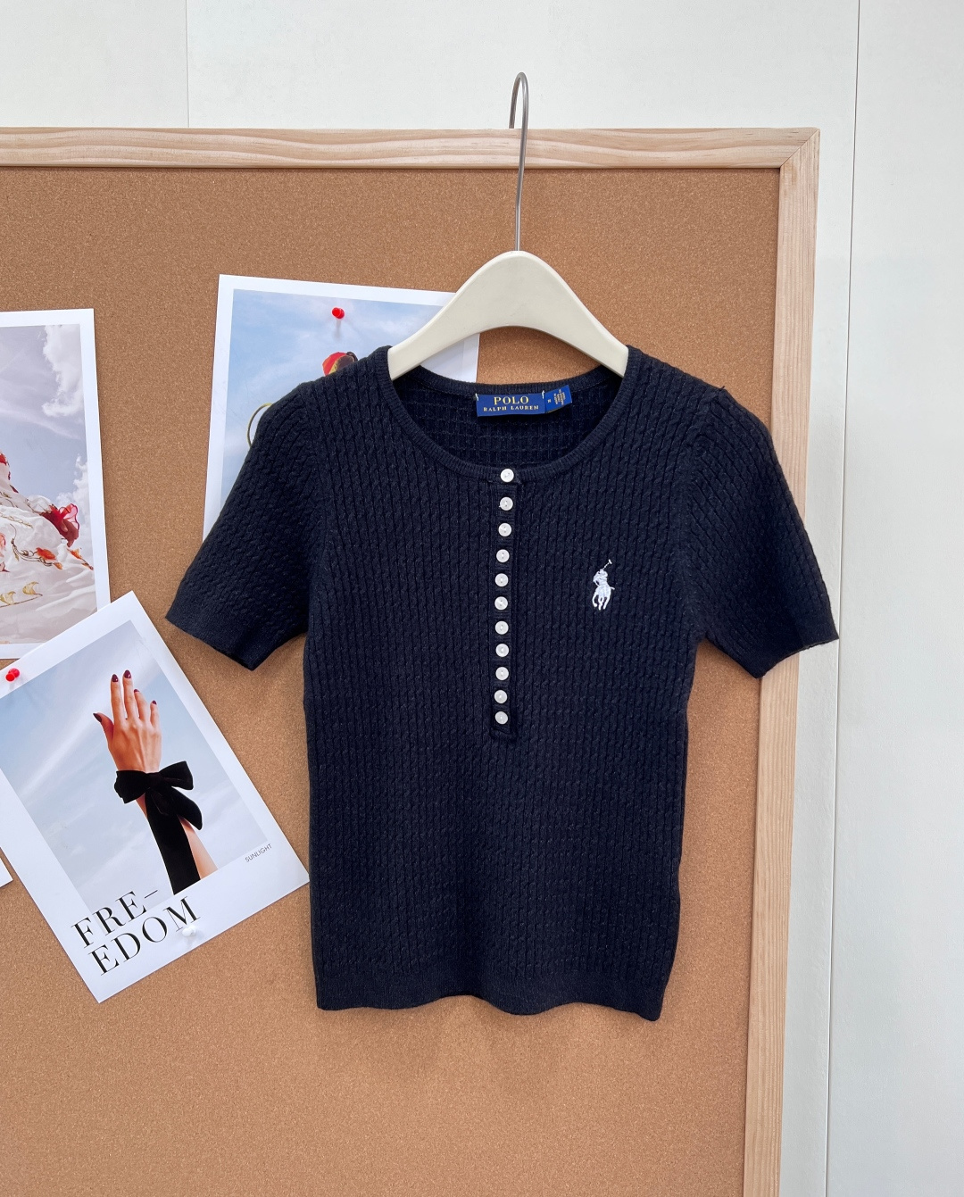 NO:762413,Ralph Lauren Henry collar knitted short sleeves, the perfect collision of American retro and gentle knitting - The classic Henry collar design has a half-button placket and a round neck shape, which is neat and gentle. It is more layered than ordinary round necks, modifies the neck line, and does not pick up the shoulders. - The three-dimensional cable knitted texture body adopts fine cable knitting technology, with clear and textured texture, and a retro atmosphere. It also ensures the softness and elasticity of the fabric, making it close-fitting, comfortable and not tight. -  The low-key black pony logo embroidery on the chest of the iconic pony embroidery is exquisite and unobtrusive, perfectly interpreting Ralph Lauren's classic American light luxury style and highly recognizable. - Milky white is gentle and clean, looks whiter and younger, and is suitable for various styles. - Advanced gray is low-key and calm, suitable for commuting and leisure. - Classic black is slim and versatile, cool and elegant coexist. -  The high-quality knitted fabric is soft and skin-friendly, breathable and not stuffy, and has both a crisp and drapey feel. It is refreshing to wear alone in spring and summer, and is also suitable for inner layering in autumn and winter. It is extremely practical. Complete with three standards and three colors!  Size sml,,loro piana,T-shirt,19860909Ralph Lauren 拉夫劳伦亨利领针织短袖, 美式复古与温柔针织的完美碰撞 - 经典亨利领设计半开扣门襟+圆领造型,利落又不失温柔,比普通圆领更具层次感,修饰颈部线条,不挑肩型. - 立体绞花针织肌理衣身采用细腻绞花针织工艺,纹理清晰有质感,自带复古氛围感,同时保证了面料的柔软度与弹性,贴身舒适不紧绷. - 标志性小马刺绣胸口低调的黑色小马logo刺绣,精致不张扬,完美诠释拉夫劳伦的经典美式轻奢风格,辨识度拉满. - 奶白色温柔干净,显白减龄,适配各种风格. - 高级灰低调沉稳,通勤休闲都能驾驭. - 经典黑显瘦百搭,酷感与优雅并存. - 优质针织面料软糯亲肤,透气不闷,兼具挺括感与垂坠感,春夏单穿清爽,秋冬内搭也很合适,实穿性极强.三标齐全,三色出！ 尺码sml 编,,loro piana,T-shirt,,Women's clothing