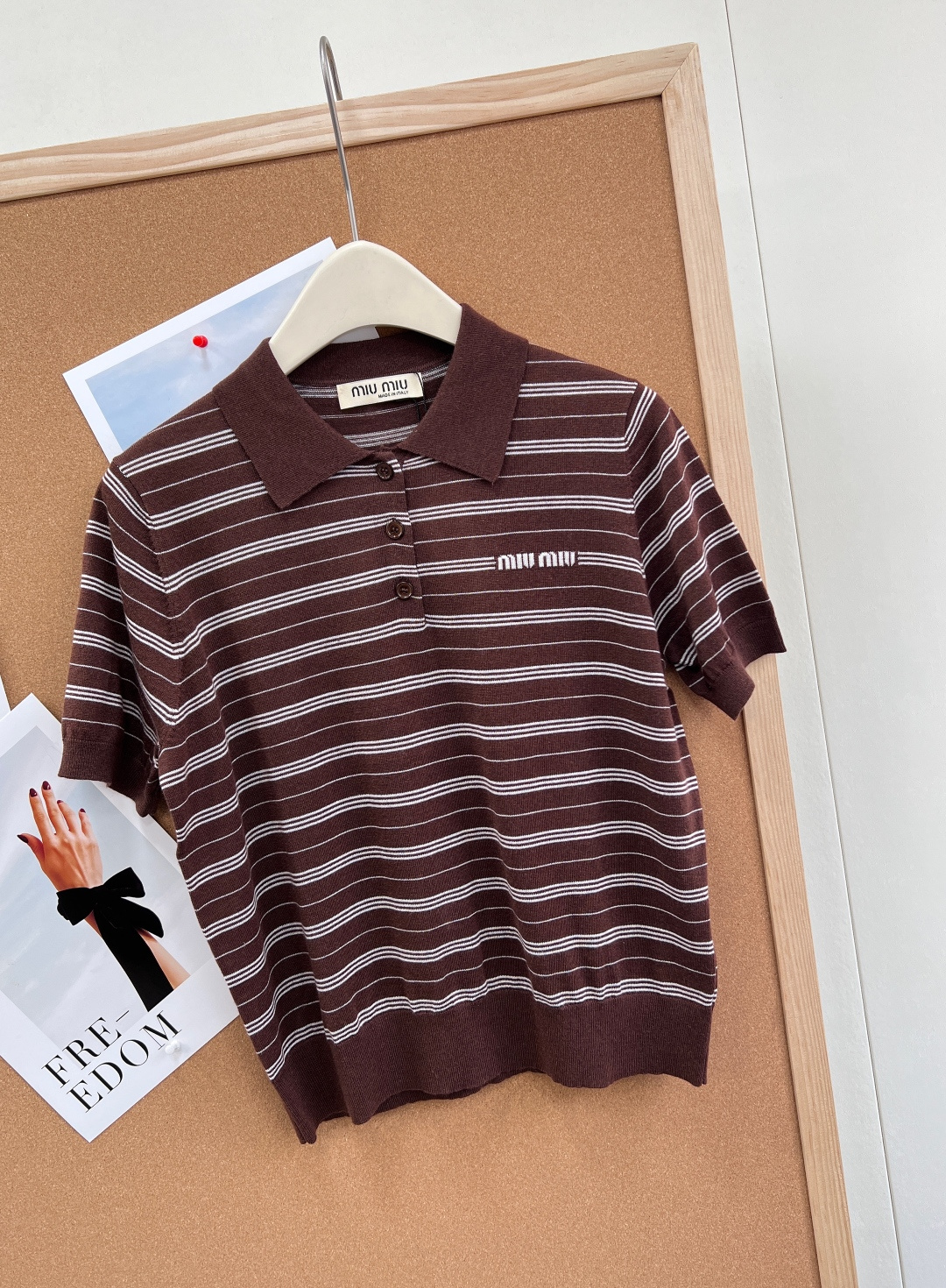 🆕 MIU MIU 字母焦糖色🤎条纹P薄款Polo针织衫短袖细羊毛面料 超级轻薄 夏天穿完全不会热！！信
