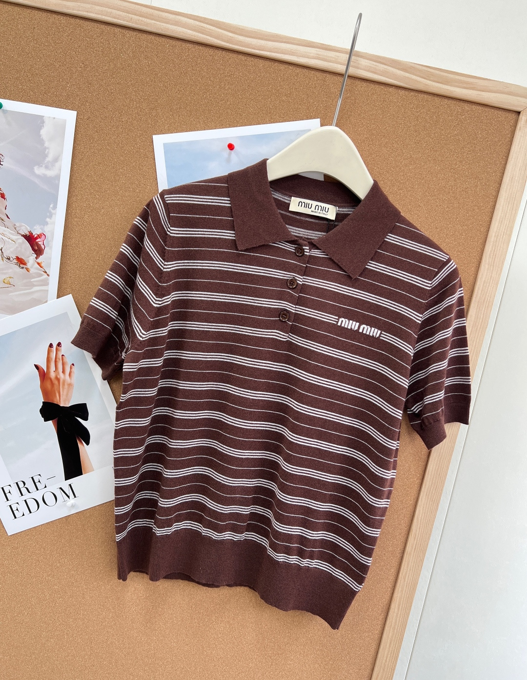 🆕 MIU MIU 字母焦糖色🤎条纹P薄款Polo针织衫短袖细羊毛面料 超级轻薄 夏天穿完全不会热！！信
