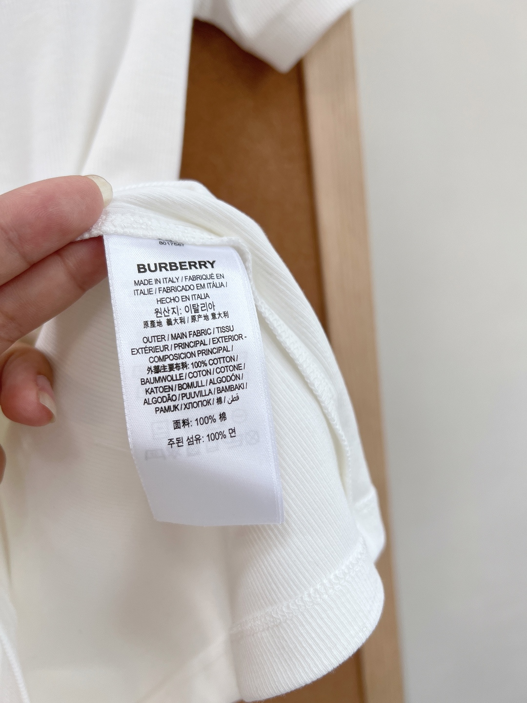 🆕Burberry 2026早春夏格纹拼接短袖。- 经典格纹拼接：领口与肩带处融入Burberry标志性