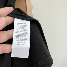 🆕Burberry 2026早春夏格纹拼接短袖。- 经典格纹拼接:领口与肩带处融入Burberry标志性 🆕Burberry 2026早春夏格纹拼接短袖。- 经典格纹拼接:领口与肩带处融入Burberry标志性