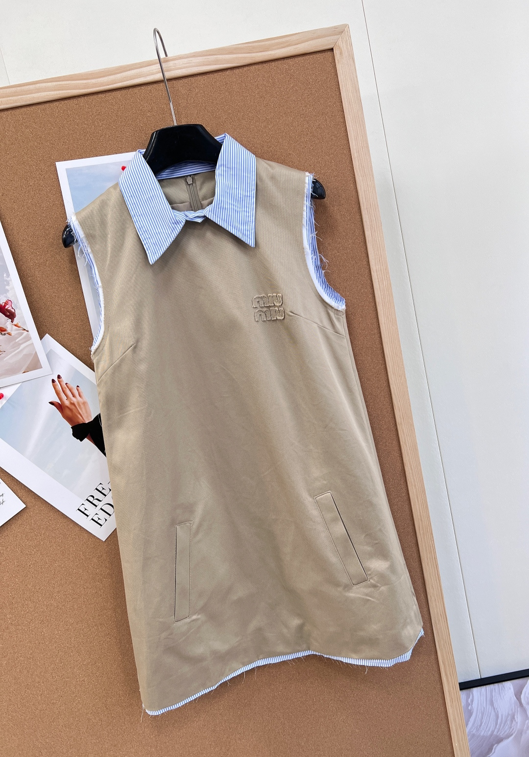 🆕Miu Miu 2026早春🉑️自由拆卸Polo领无袖连衣裙。- 复古Polo领拼接：🉑️拆卸蓝白条纹