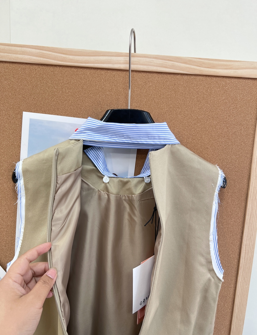 🆕Miu Miu 2026早春🉑️自由拆卸Polo领无袖连衣裙。- 复古Polo领拼接：🉑️拆卸蓝白条纹