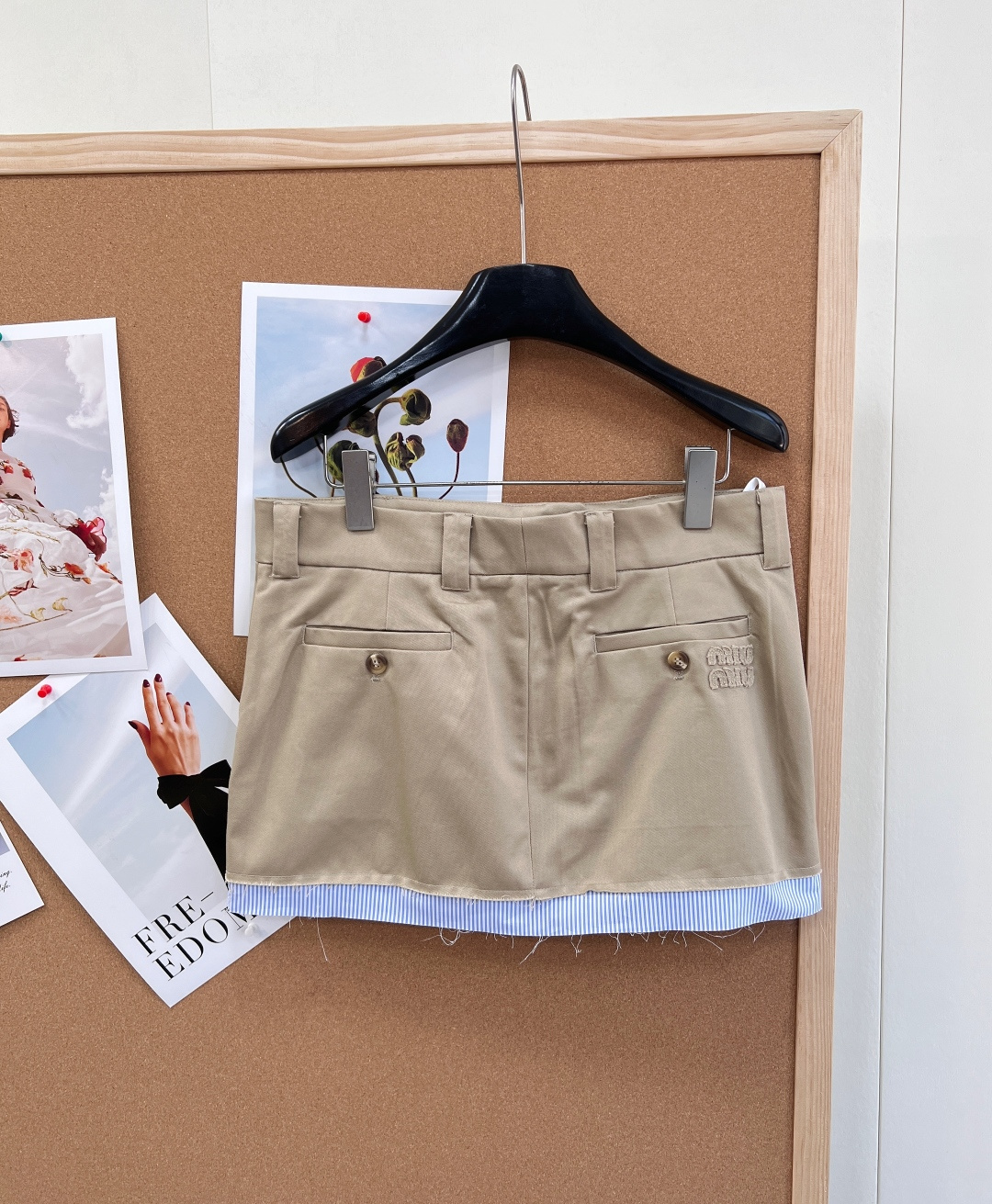 🆕Miu Miu 2026SS新款卡其色撞色毛边迷你半裙- 撞色毛边设计：下摆拼接蓝白条纹内衬，搭配随性