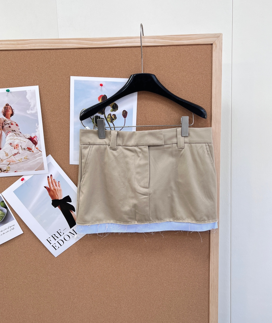 🆕Miu Miu 2026SS新款卡其色撞色毛边迷你半裙- 撞色毛边设计：下摆拼接蓝白条纹内衬，搭配随性