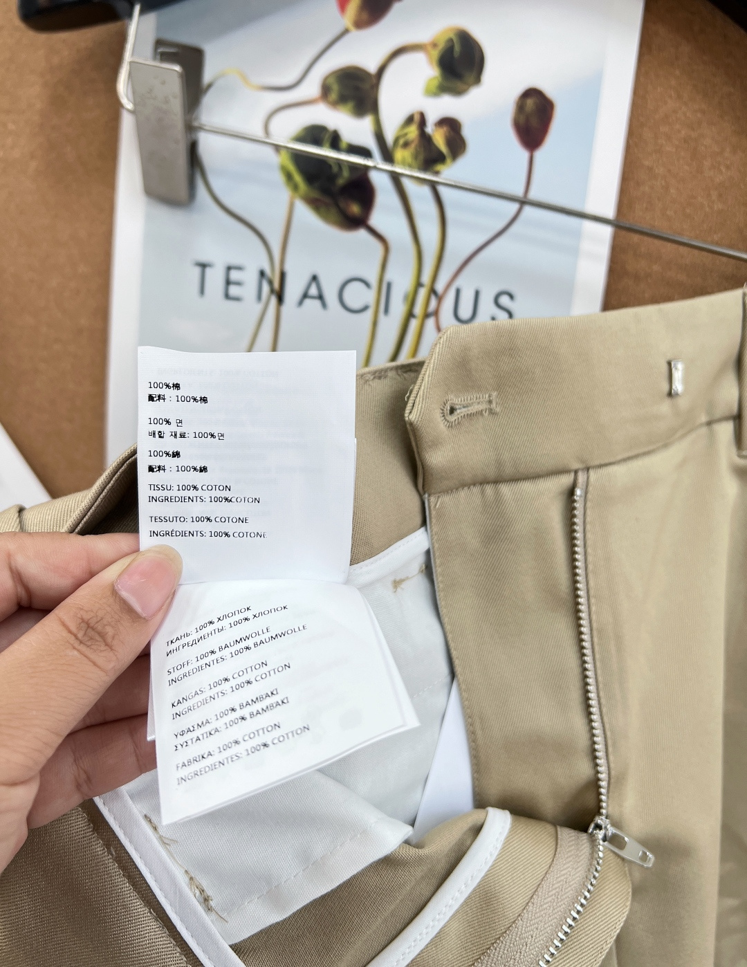 🆕Miu Miu 2026SS新款卡其色撞色毛边迷你半裙- 撞色毛边设计：下摆拼接蓝白条纹内衬，搭配随性