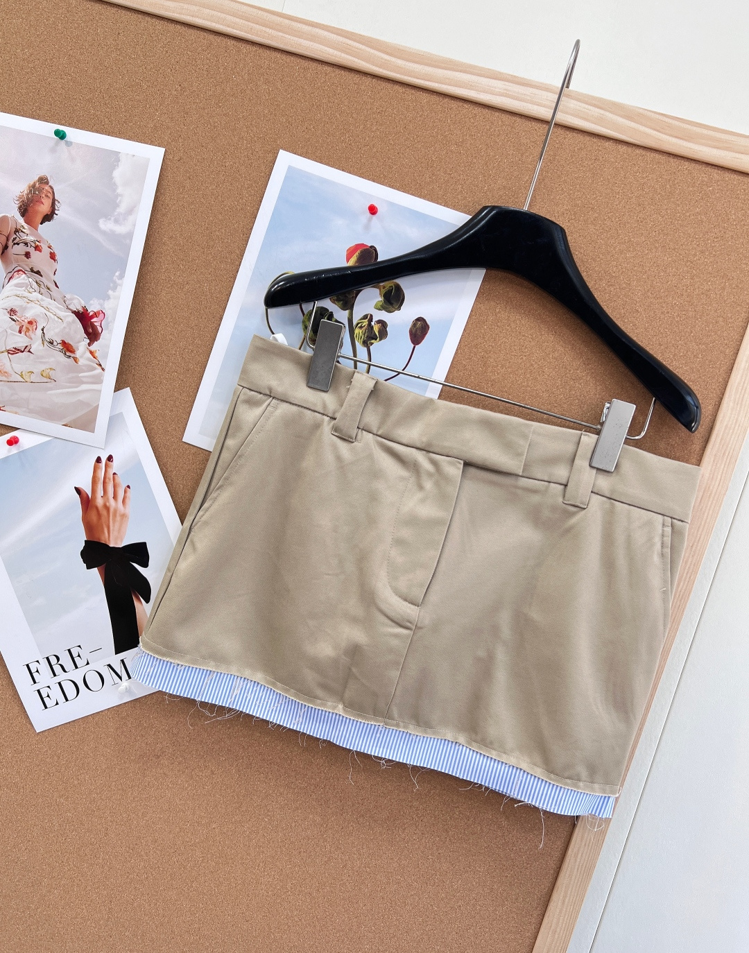 🆕Miu Miu 2026SS新款卡其色撞色毛边迷你半裙- 撞色毛边设计：下摆拼接蓝白条纹内衬，搭配随性