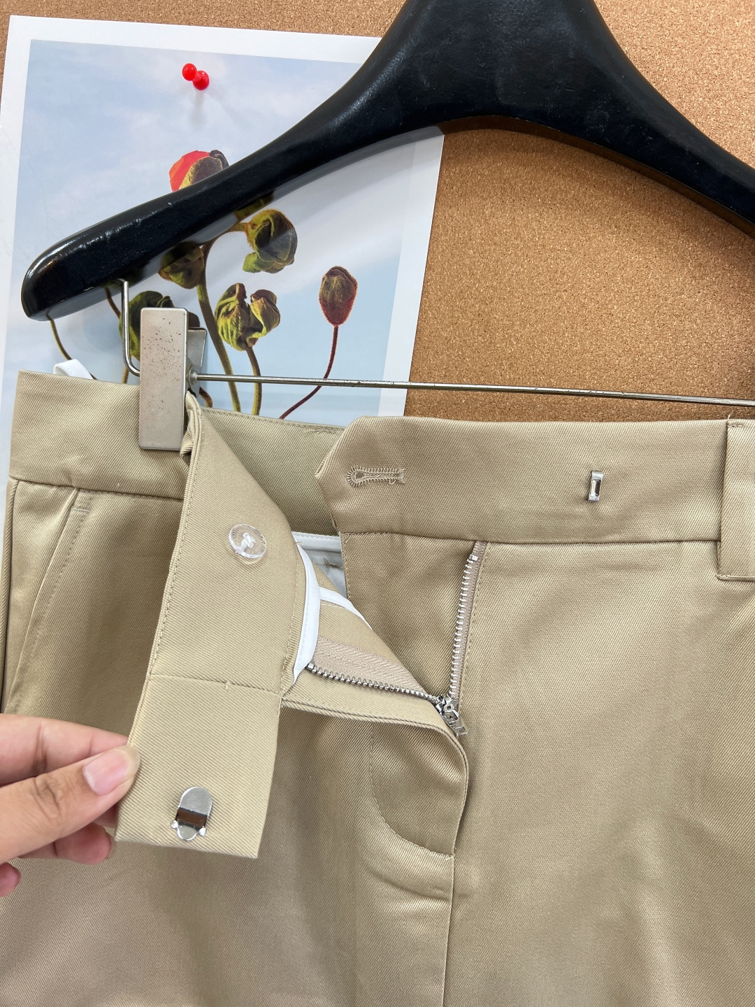 🆕Miu Miu 2026SS新款卡其色撞色毛边迷你半裙- 撞色毛边设计：下摆拼接蓝白条纹内衬，搭配随性