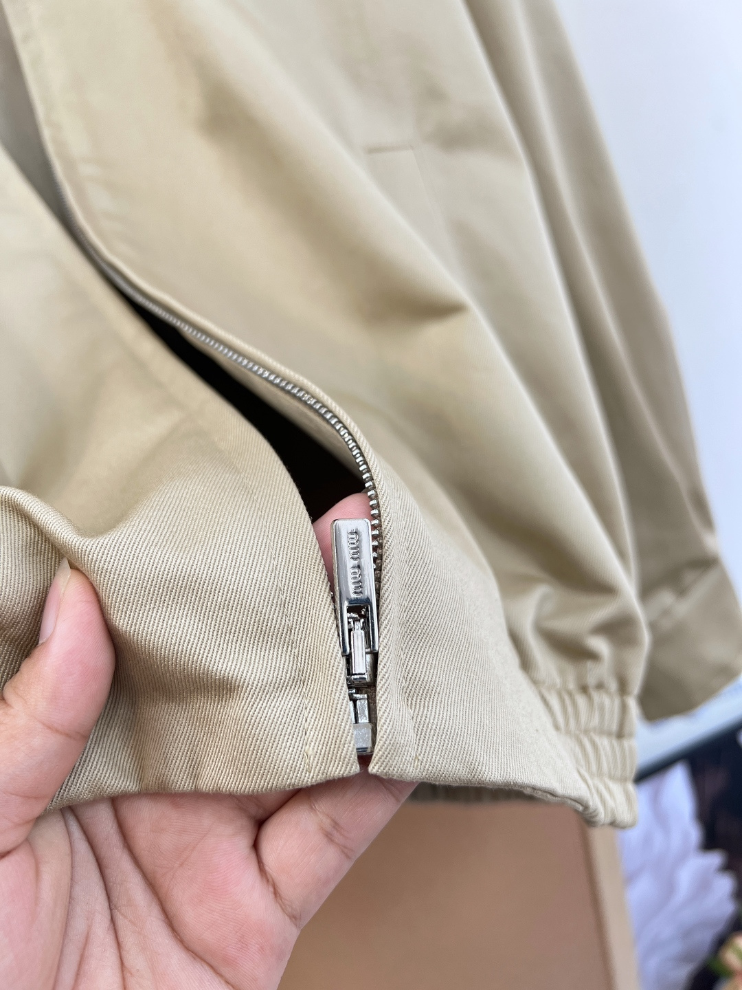 🆕Miu Miu 26Ss早春新款徽标条纹翻领拼接夹克短外套。- 标志性徽标刺绣：胸口精致立体miu m