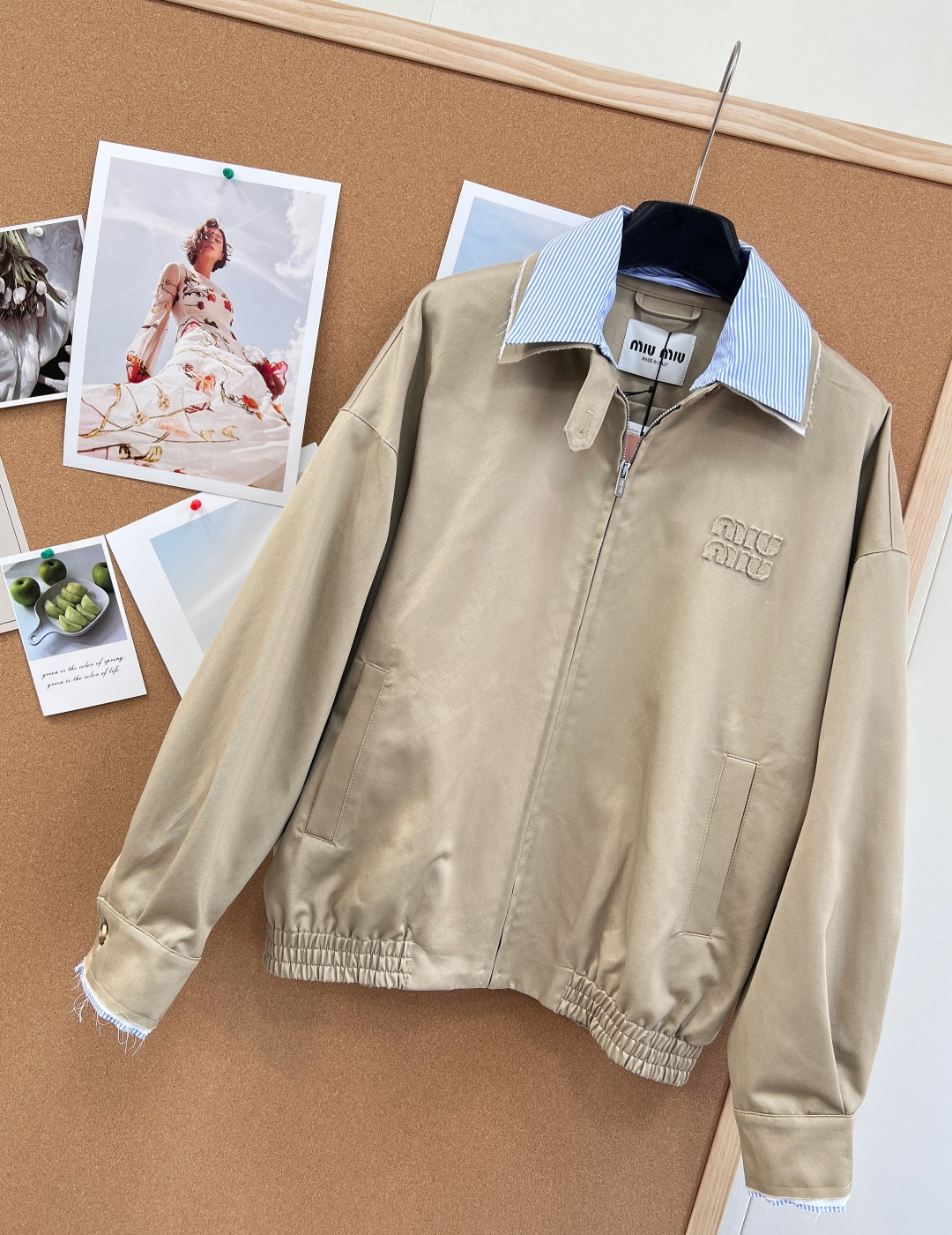 🆕Miu Miu 26Ss早春新款徽标条纹翻领拼接夹克短外套。- 标志性徽标刺绣：胸口精致立体miu m