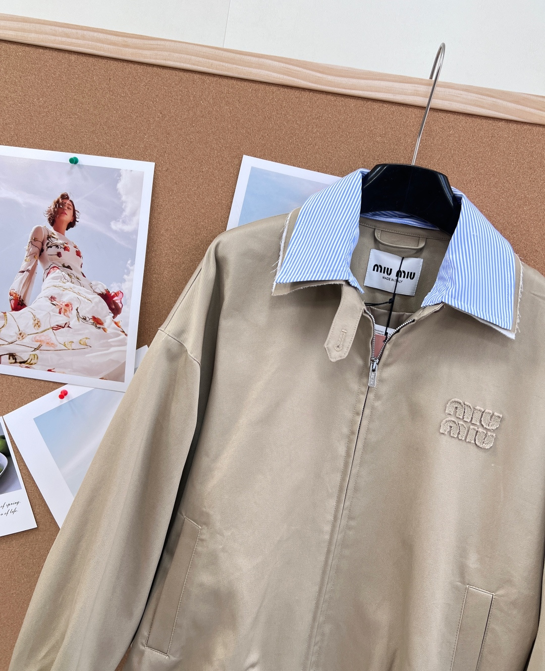 🆕Miu Miu 26Ss早春新款徽标条纹翻领拼接夹克短外套。- 标志性徽标刺绣：胸口精致立体miu m