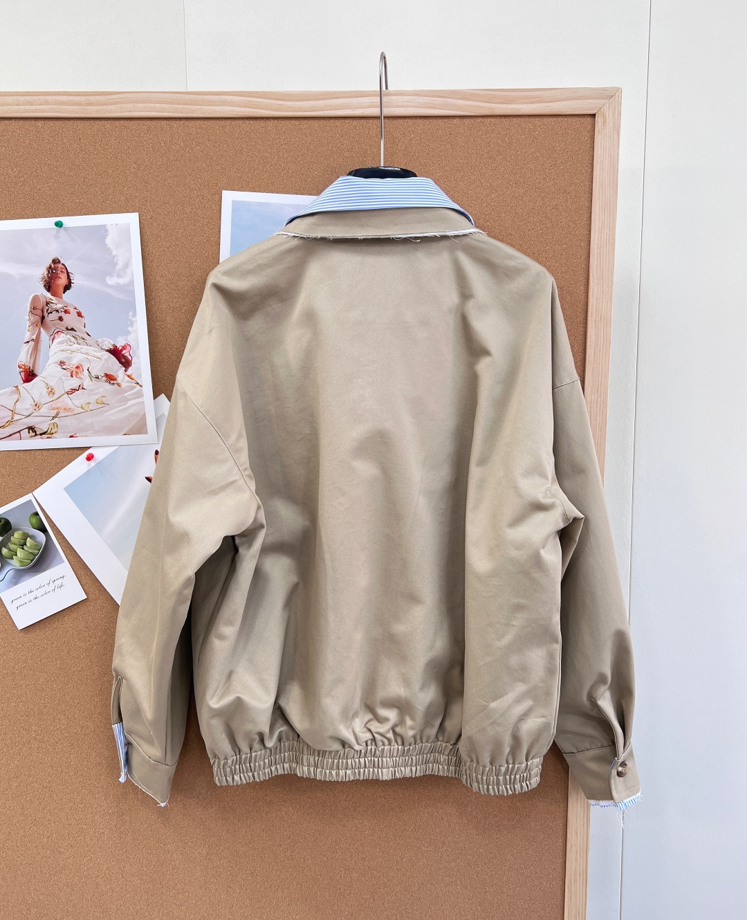 🆕Miu Miu 26Ss早春新款徽标条纹翻领拼接夹克短外套。- 标志性徽标刺绣：胸口精致立体miu m